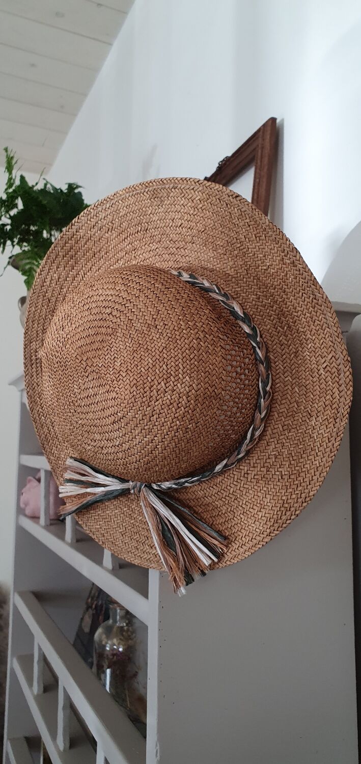 Thin straw hat and rafia