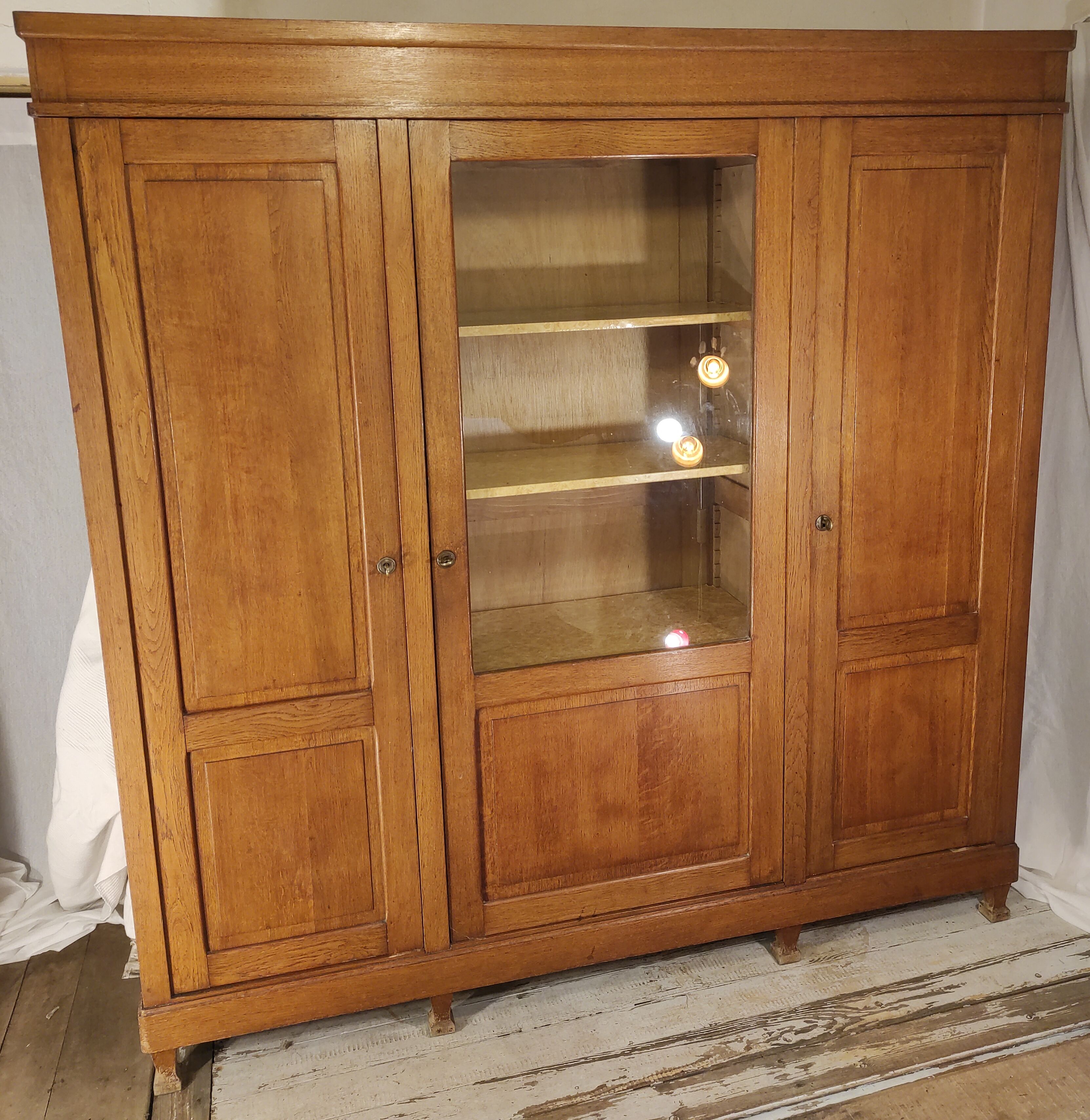 Trade library with showcase