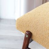 Fauteuil lounge vintage jaune avec accoudoirs en tissu bouclé, bois de noyer, style scandinave