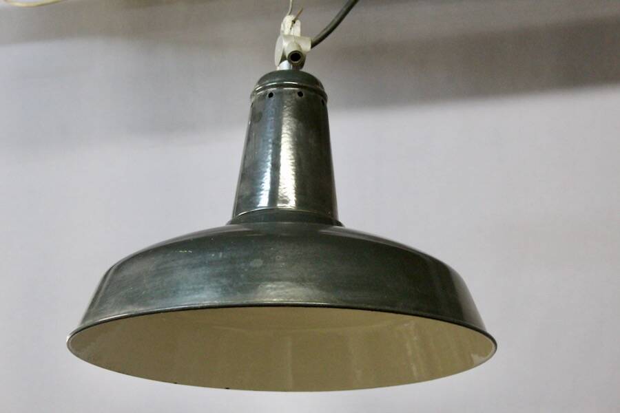Workshop pendant light in enamelled sheet metal