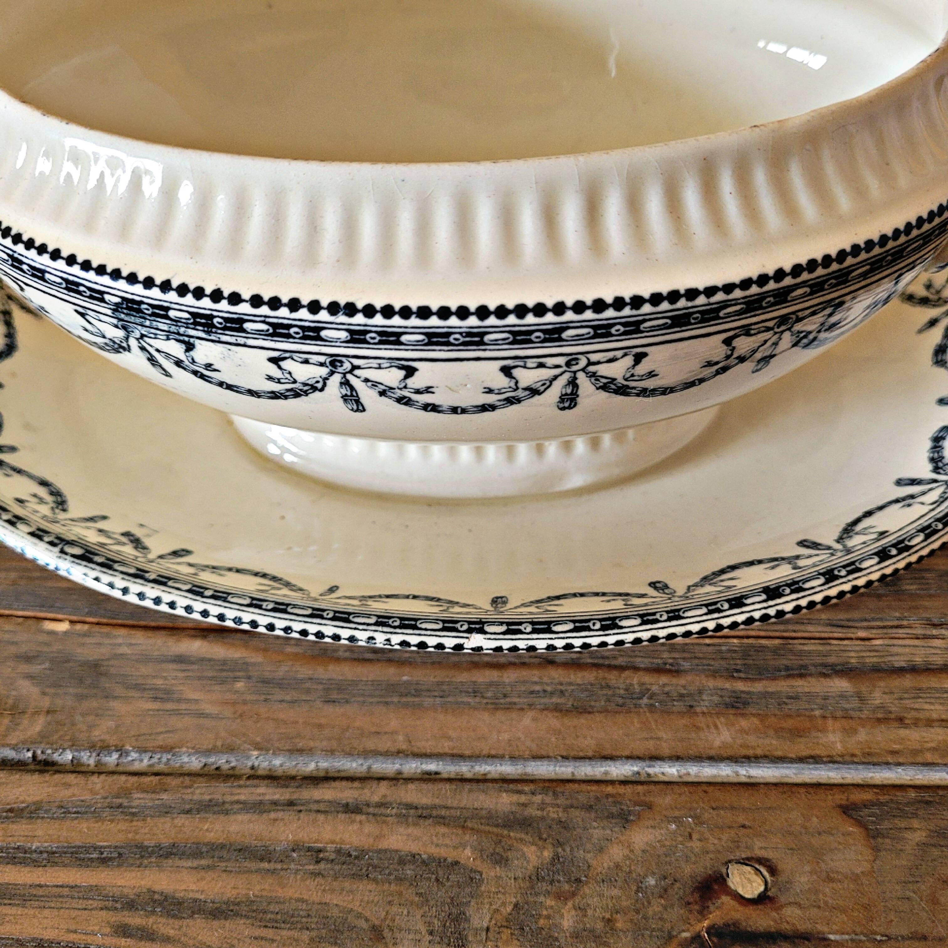 Salins iron clay sauceboat, Louis XVI Guirlandes model