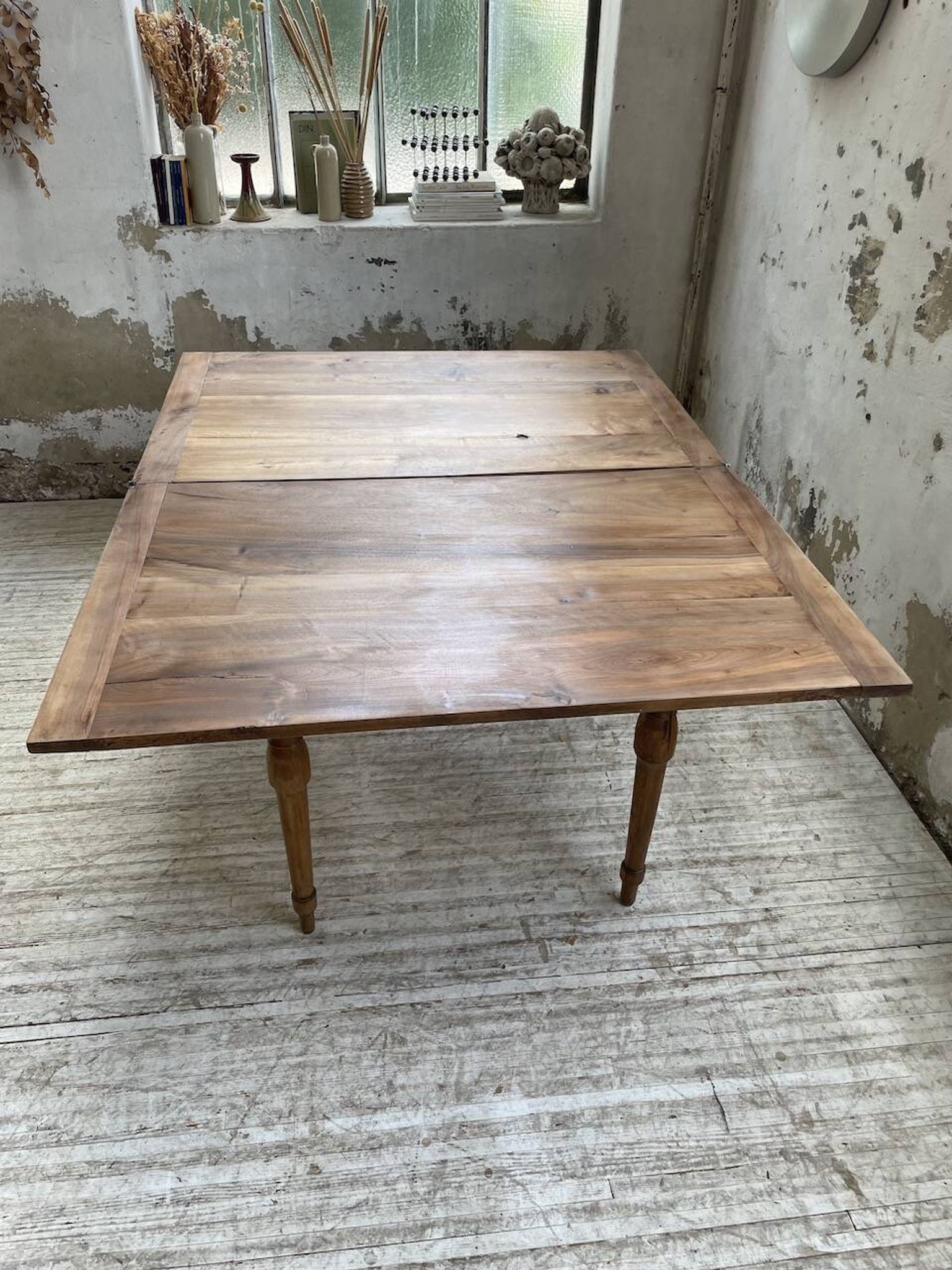 Table de ferme noyer plateau pivotable à allonges
