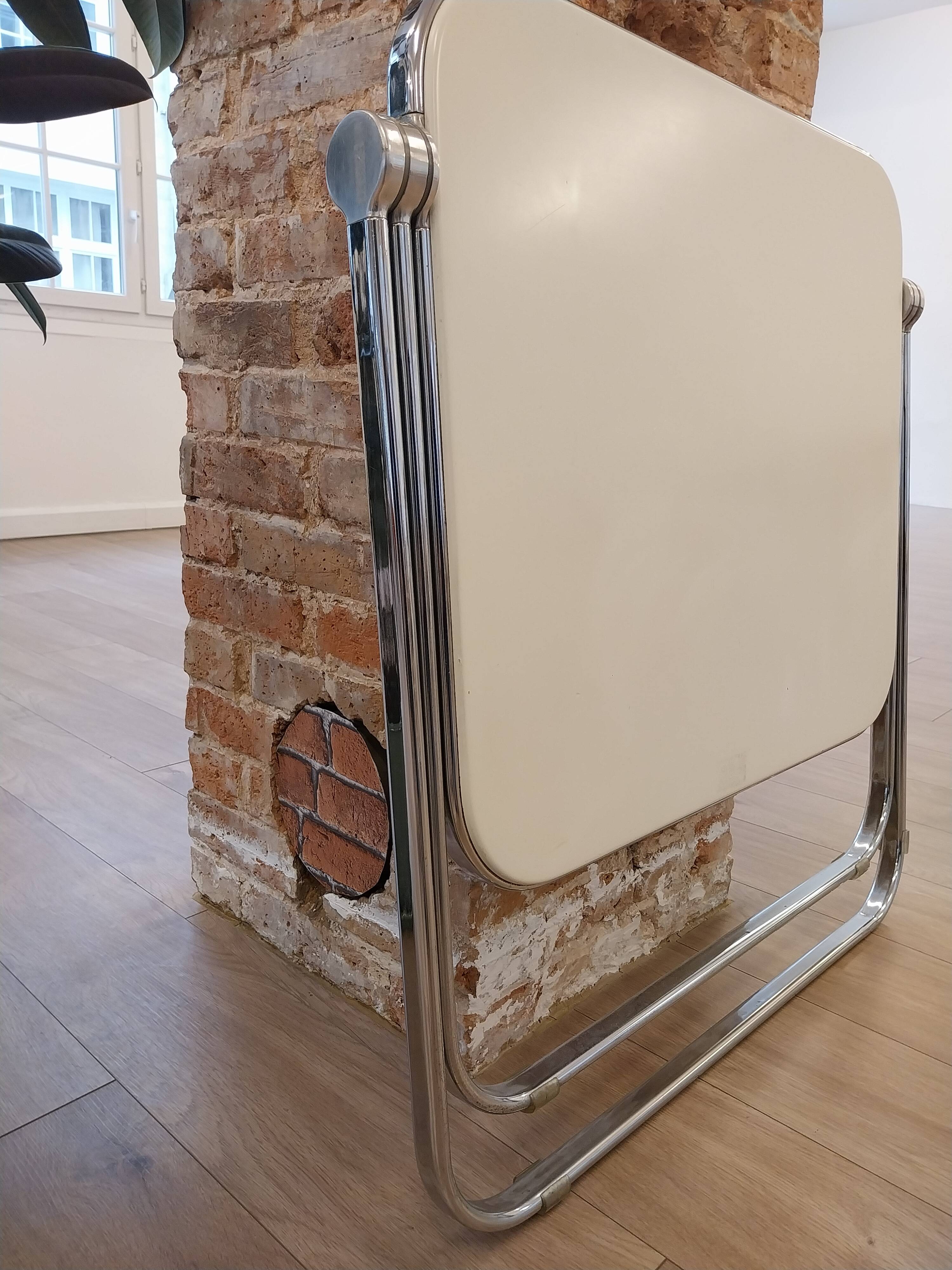 Table Platone et chaise Plia blanches – Anonima Castelli