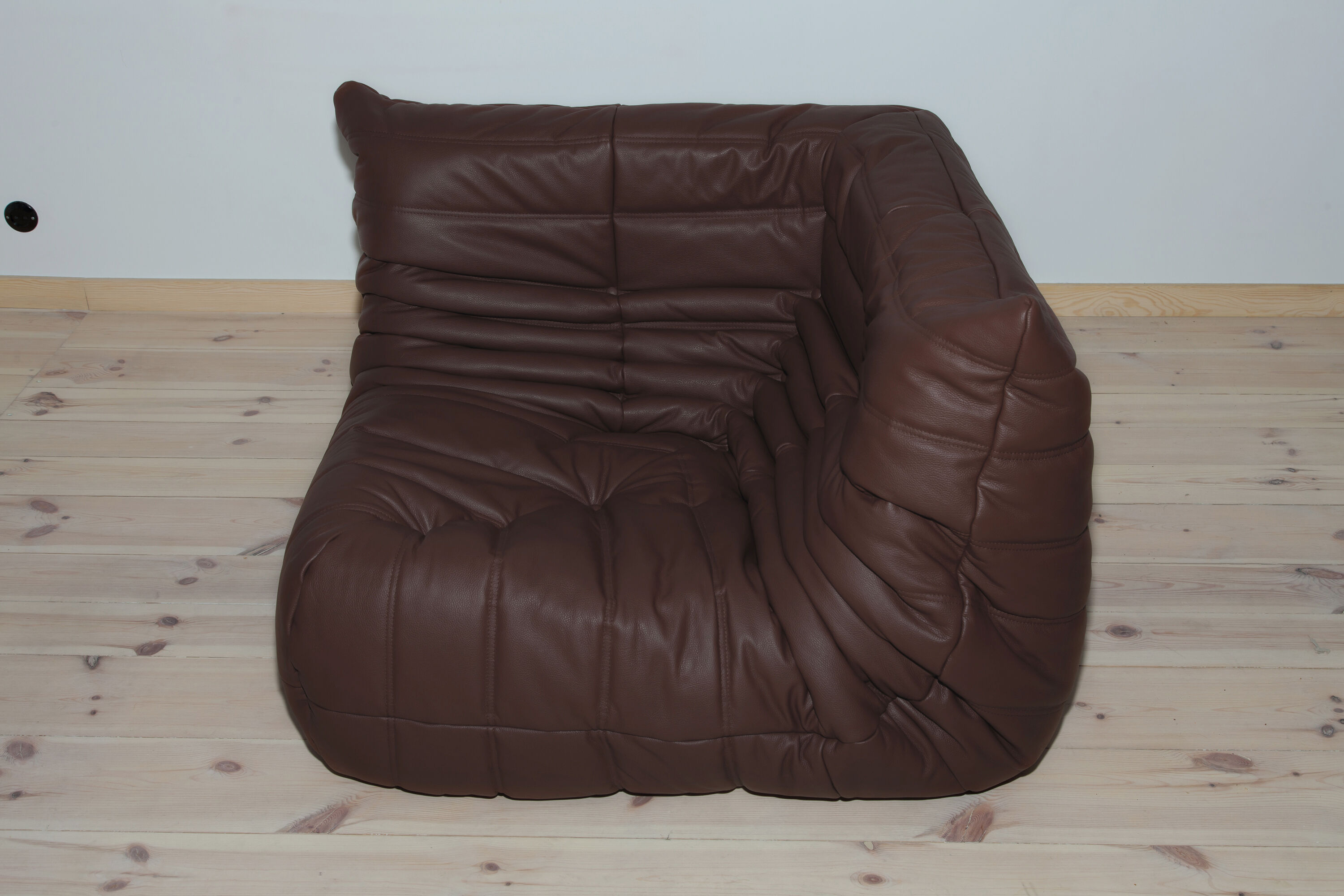 Fauteuils et canapé 2 places Togo dessiné par Michel Ducaroy 1973