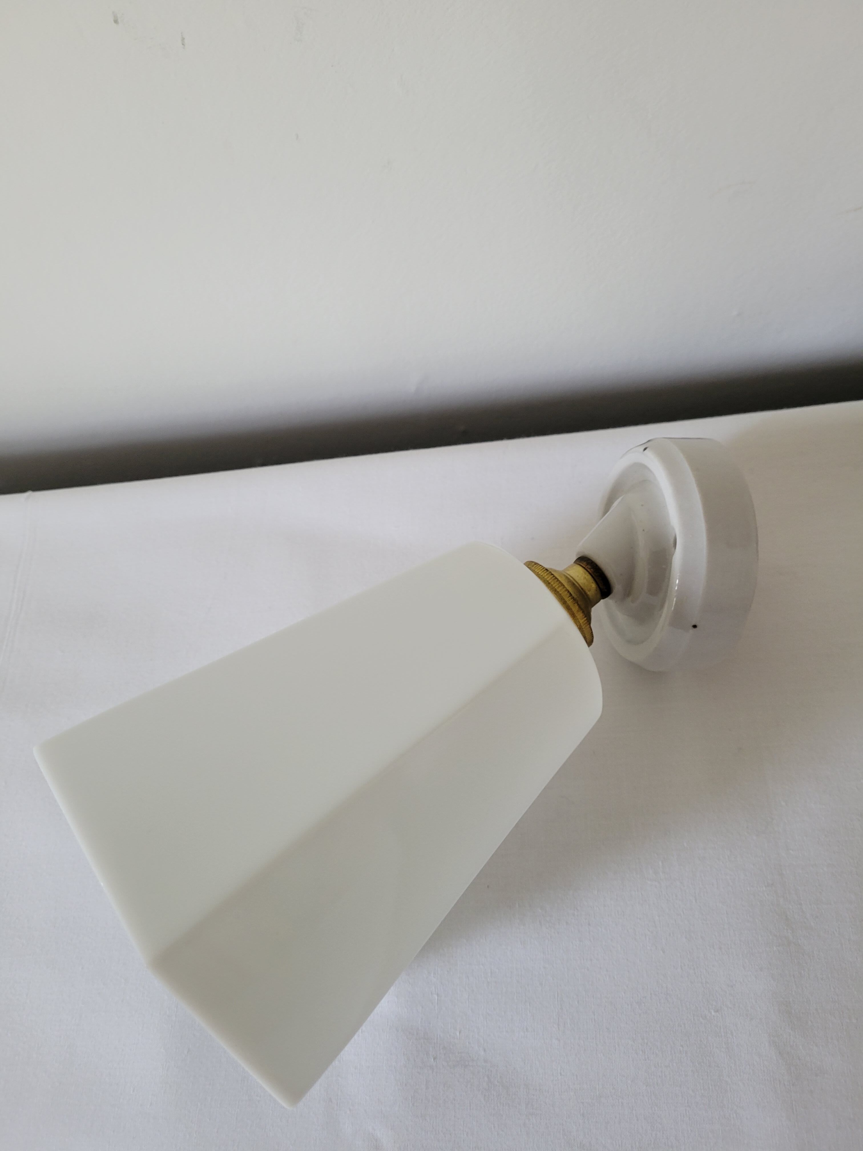 Art Deco wall lamp in opaline and porcelain