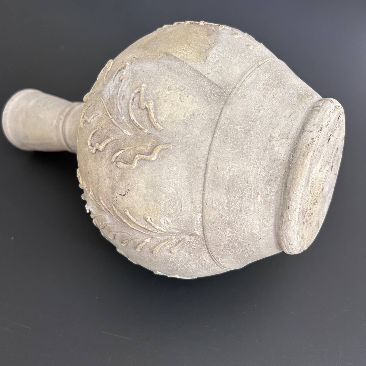 Raw vase with acanthus decoration