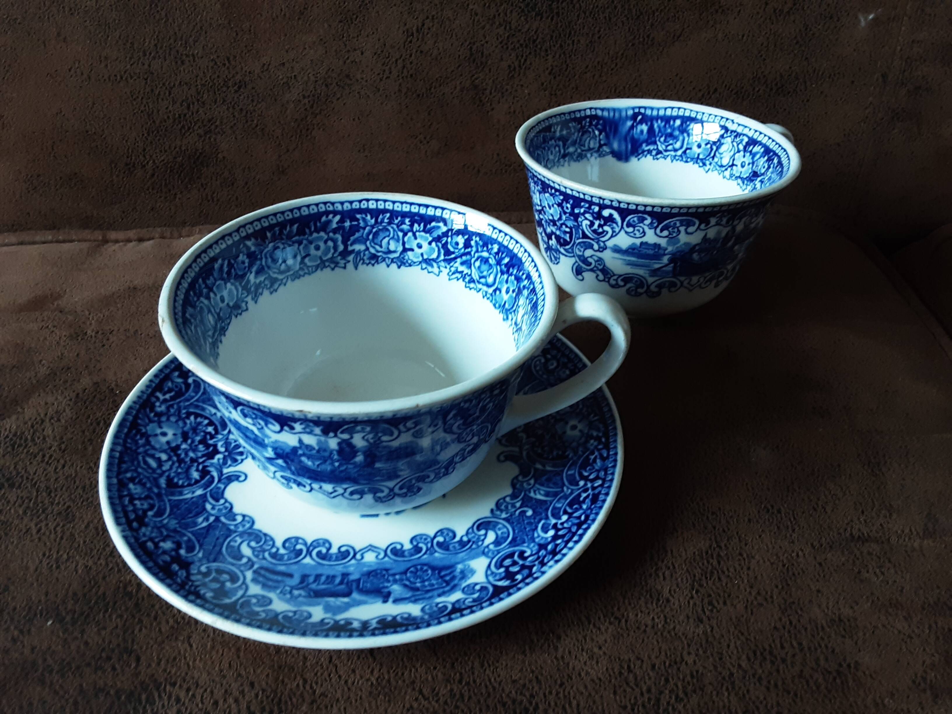Set of 2 England cups and saucer