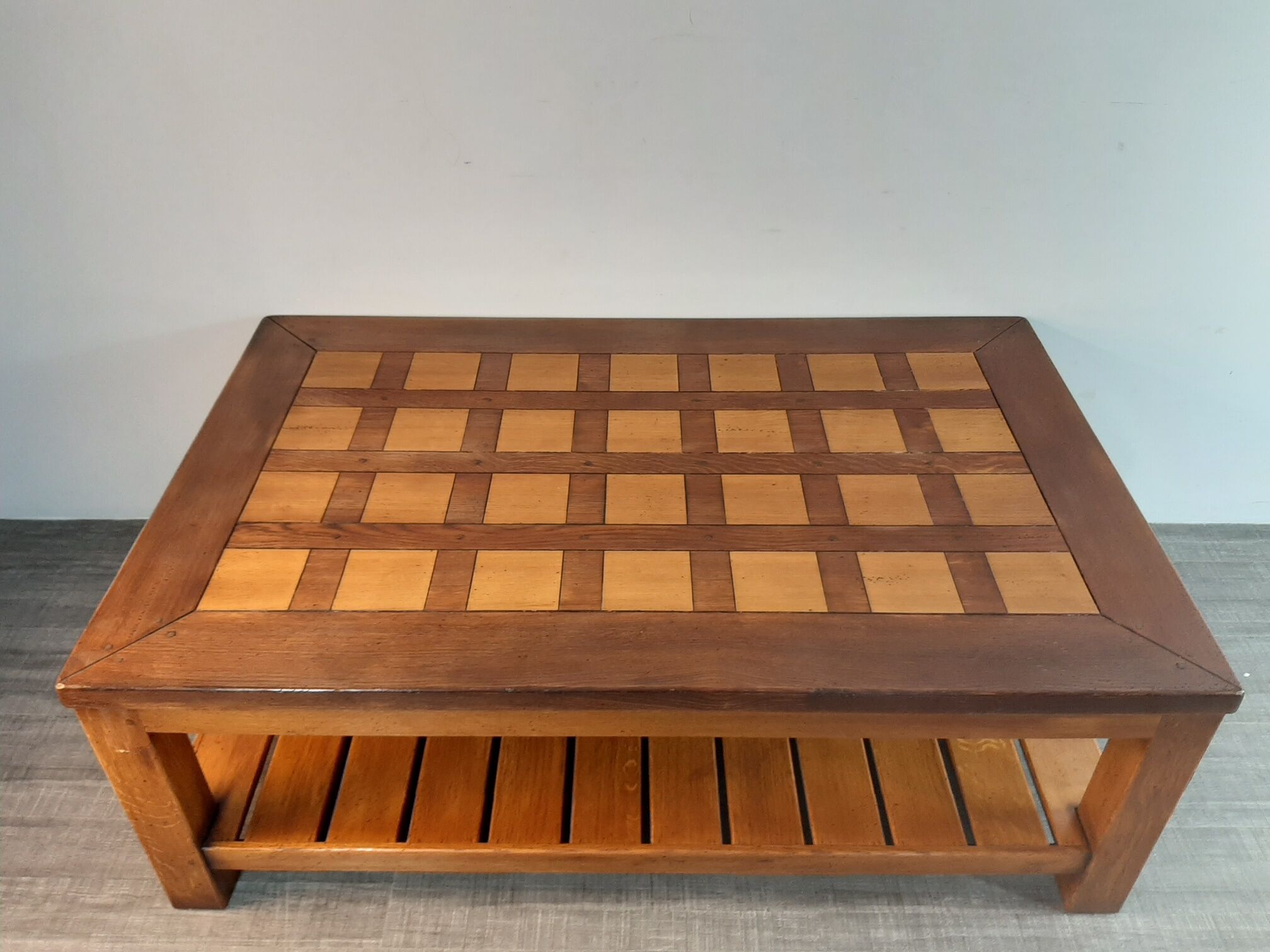 Table basse danoise en chêne début XXème siècle plateau à damier