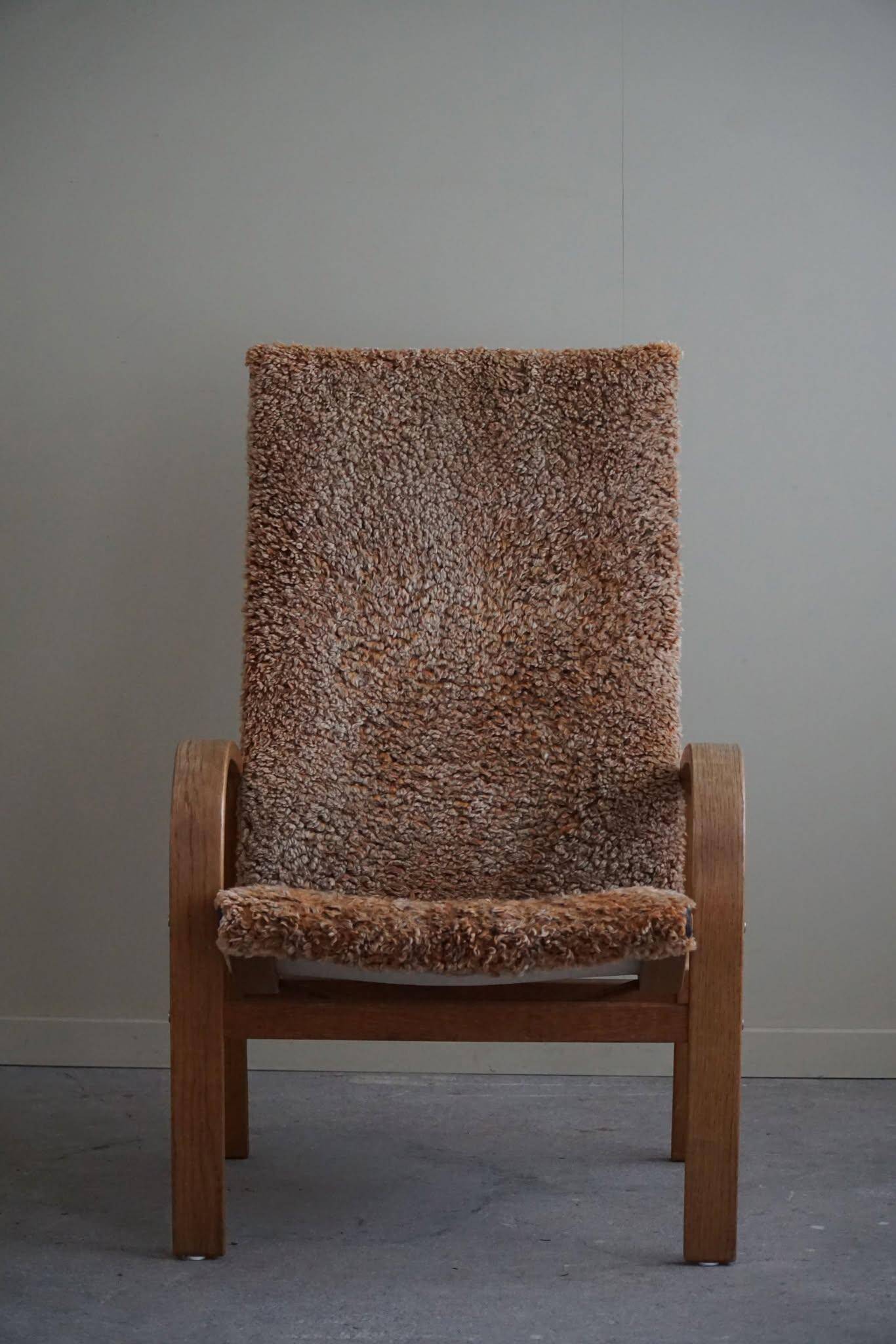 Fauteuil suédois moderne du milieu du siècle, dossier haut en chêne et laine d'agneau, années 1960