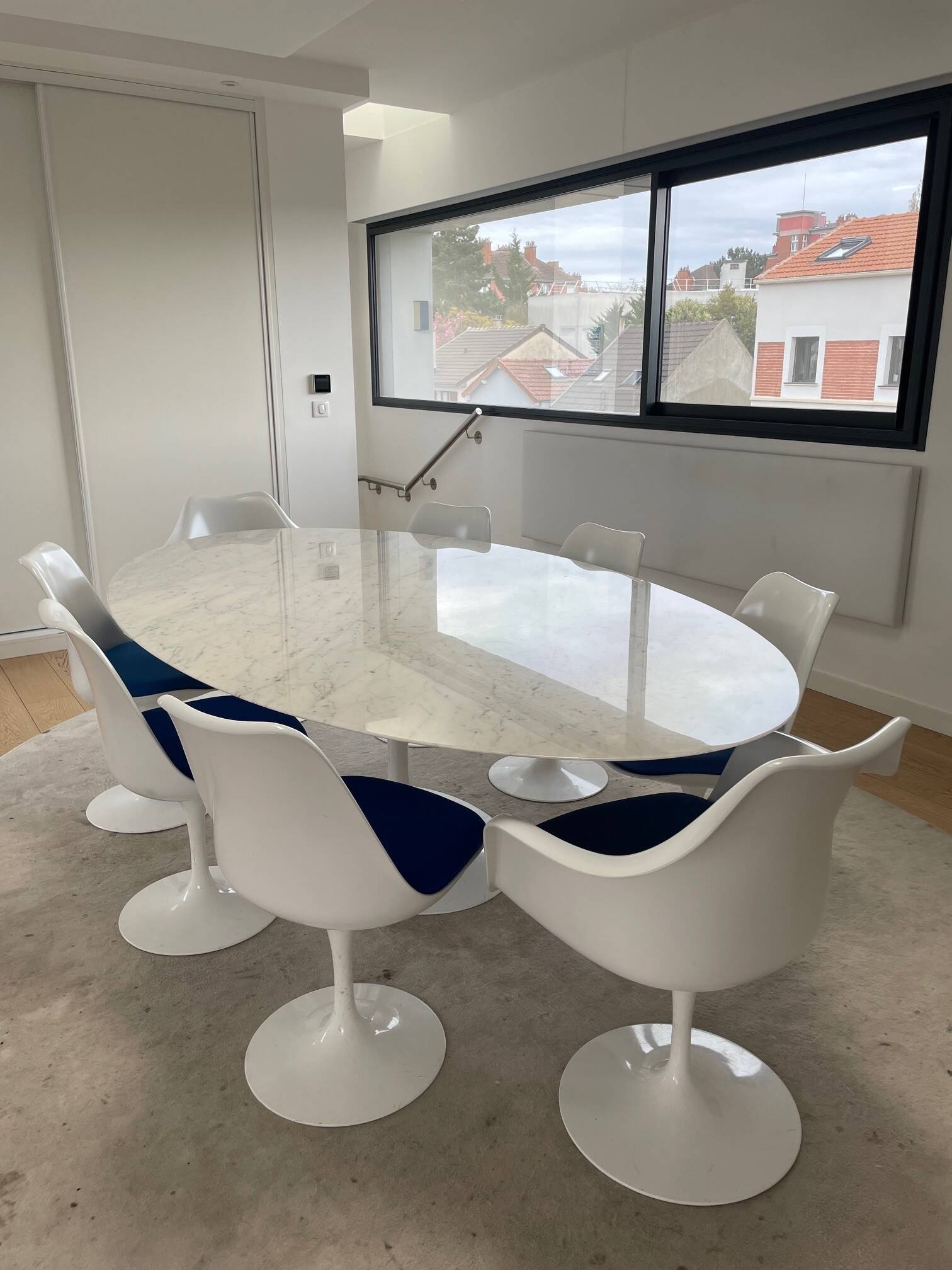 Oval Knoll Saarinen table in Carrara marble + 8 original Tulip chairs
