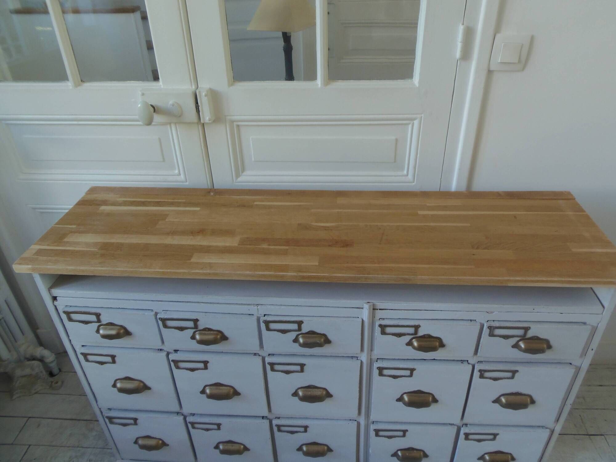 Meuble de métier vintage patiné gris perle, plateau bois.