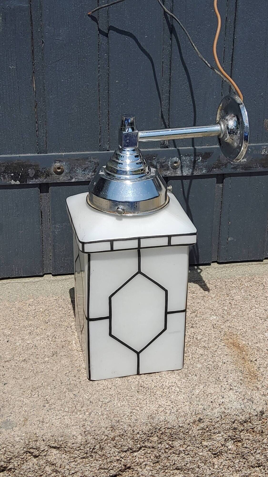 Art deco wall lamp in chromed metal and enamelled opaline glass