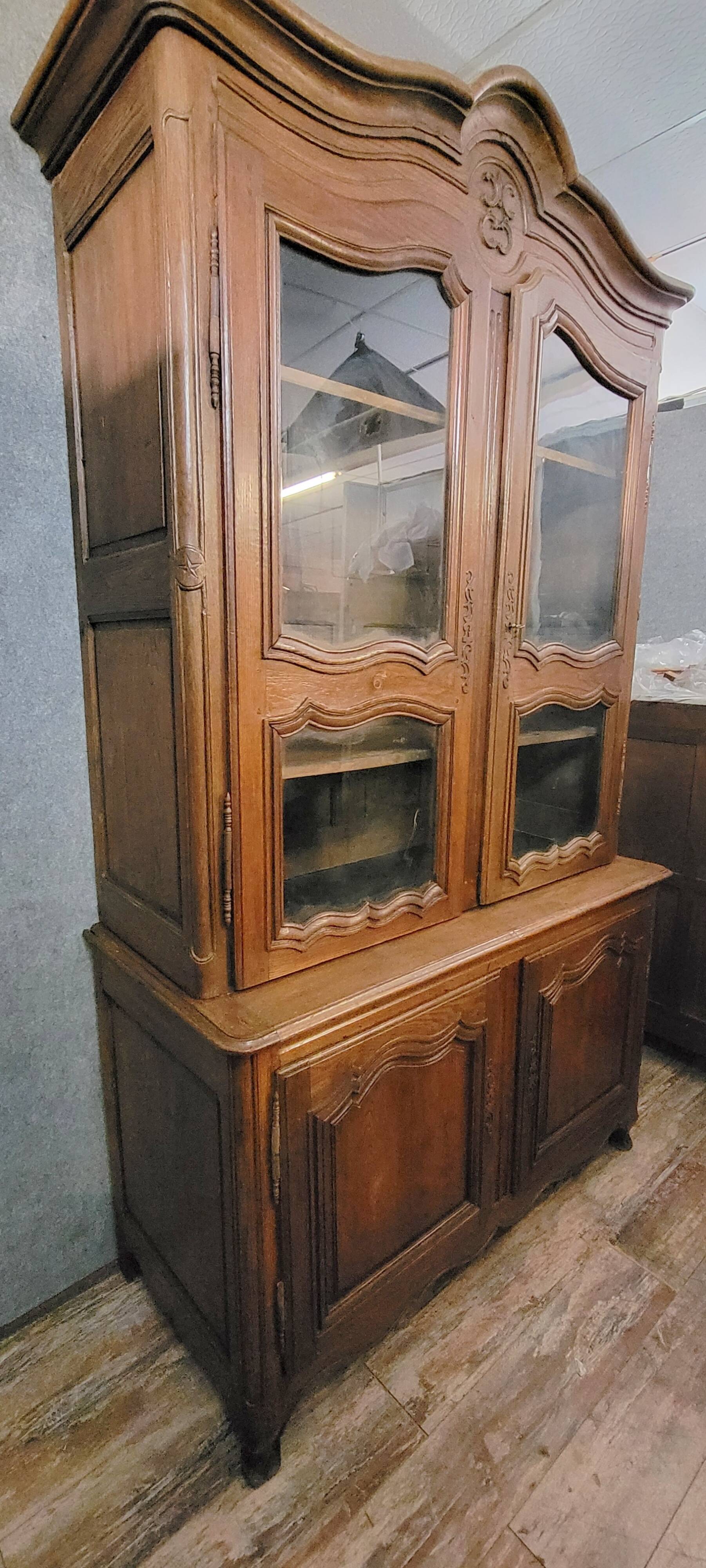 Buffet-Bibliothéque a deux-corps époque Louis XV, réalisé en chêne massif