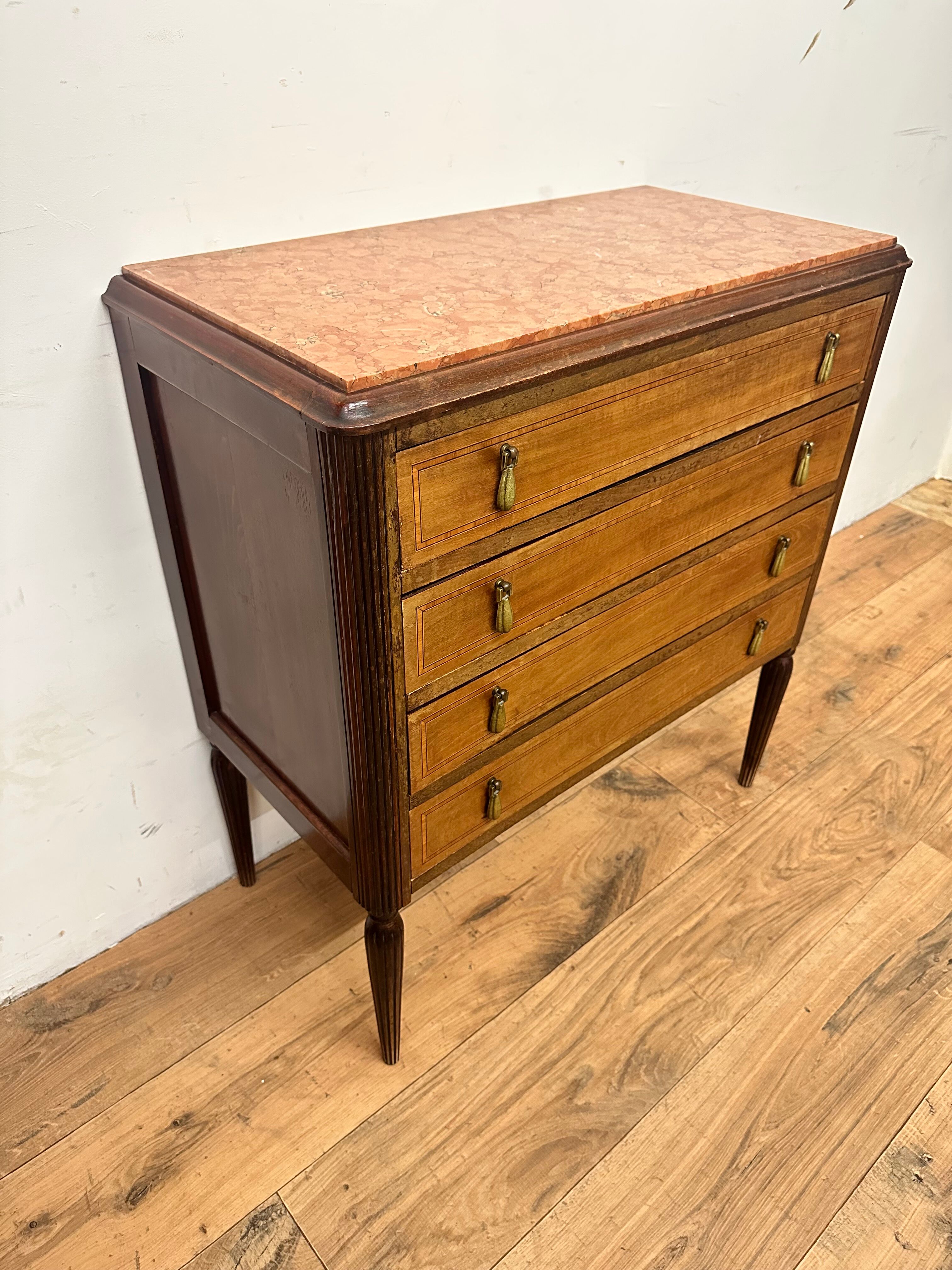 Commode de style louis XVI