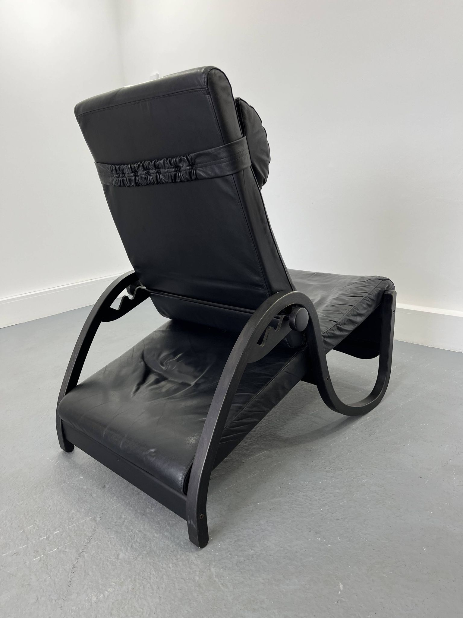 Sinus lying leather black chair from westnofa, 1970s