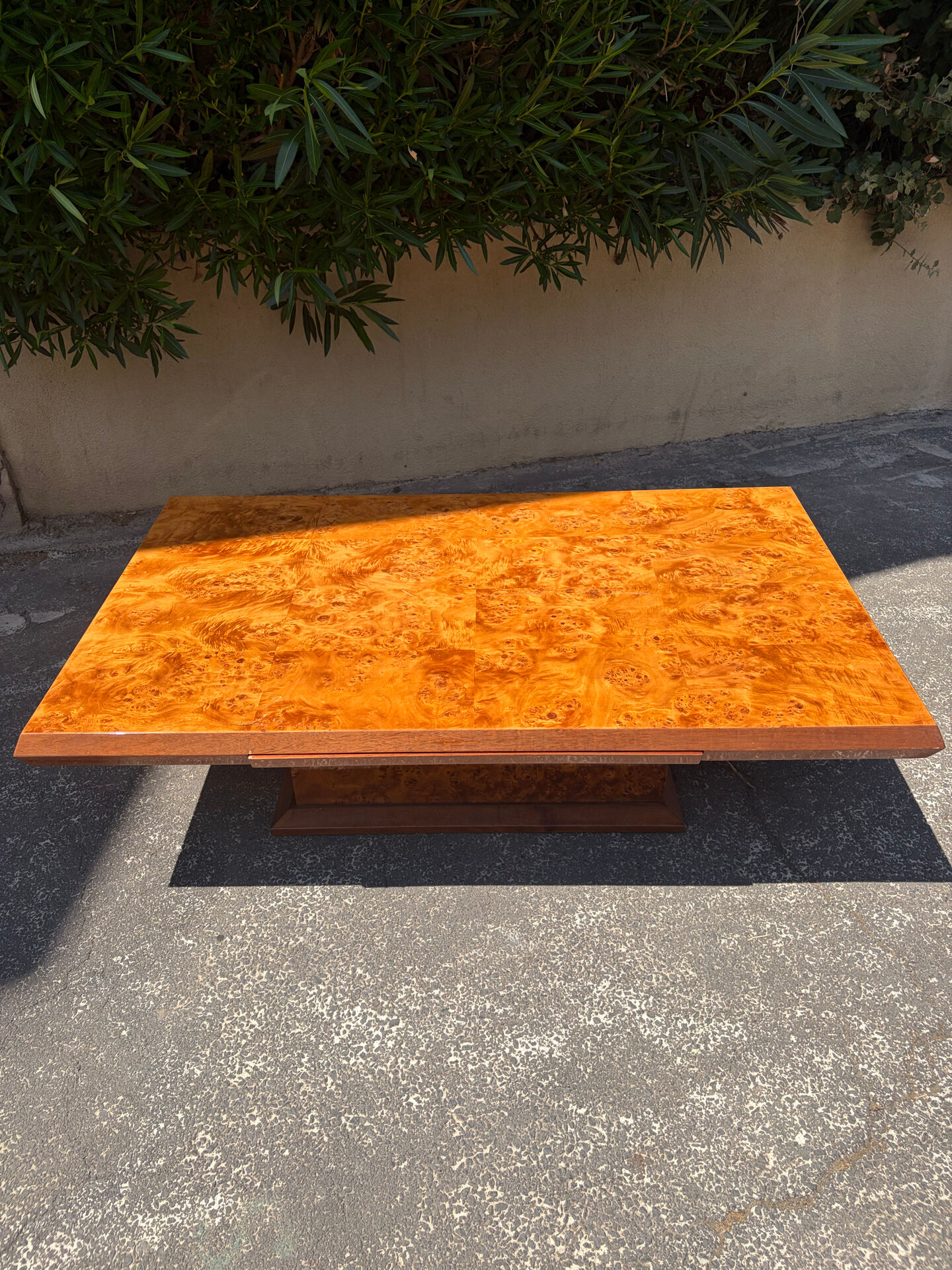 Coffee table in elm burl with 2 mirrored drawers from the 1970s.