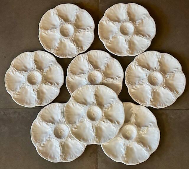 Set of 8 ceramic oyster plates, barbotine, white Gien.