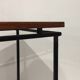 Table d'appoint moderniste