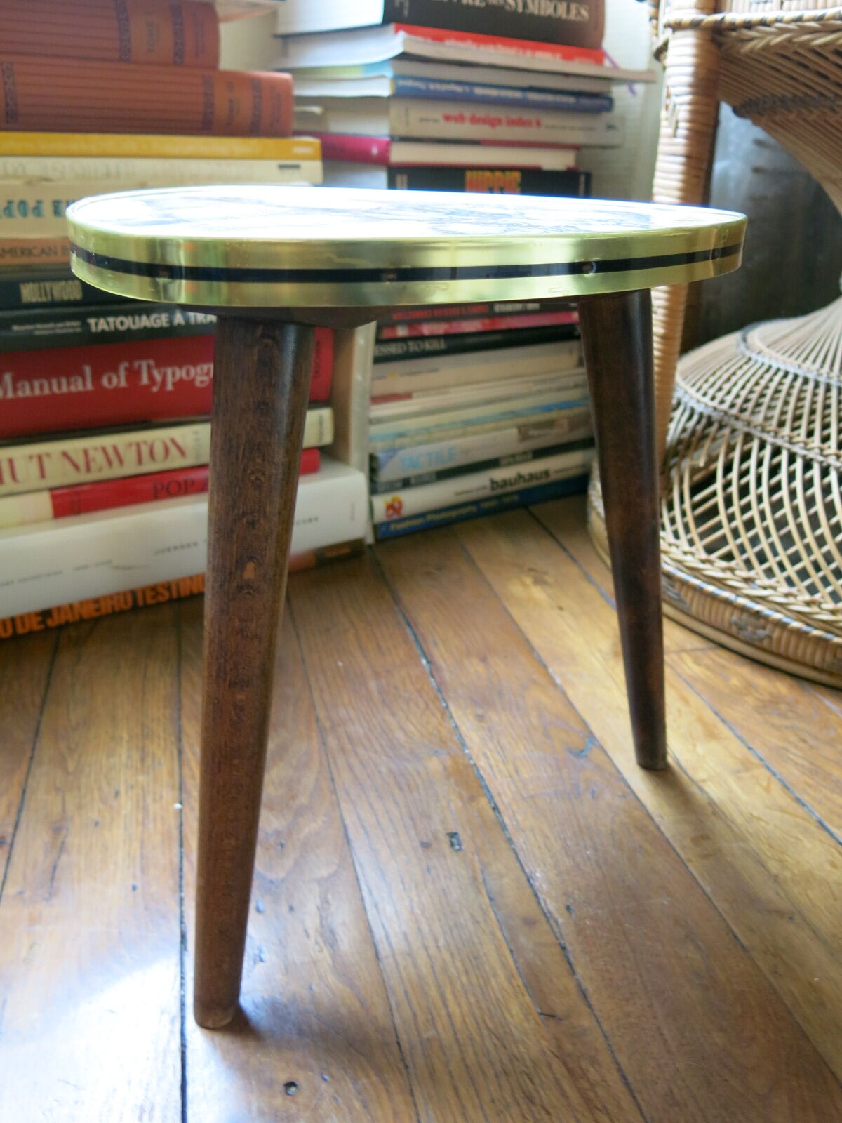 Small tripod table compass feet in formica marbled effect and brass strapping Vintage 50s 60s