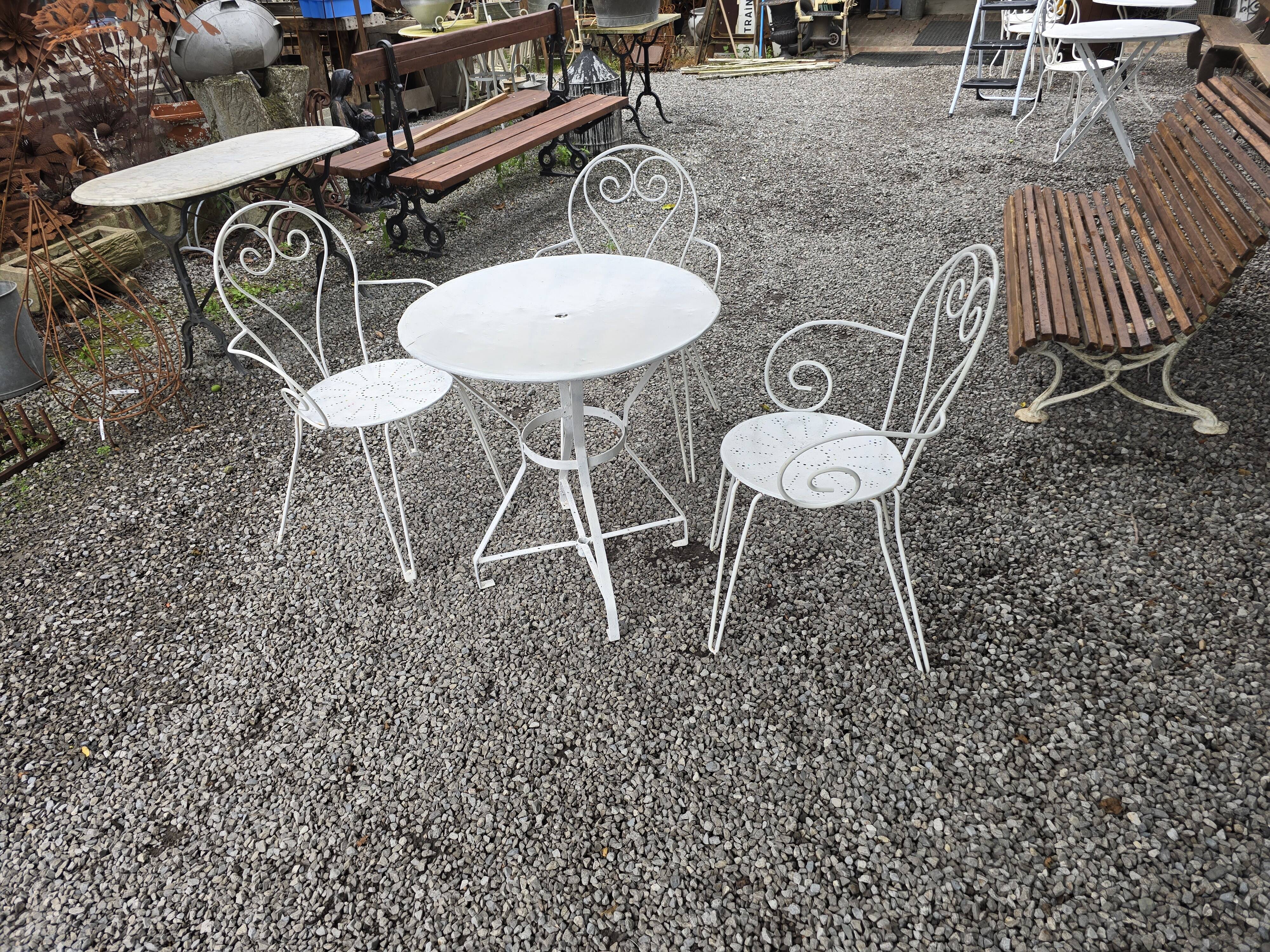 Salon de jardin en fer forgé , 1 table + 3 fauteuils