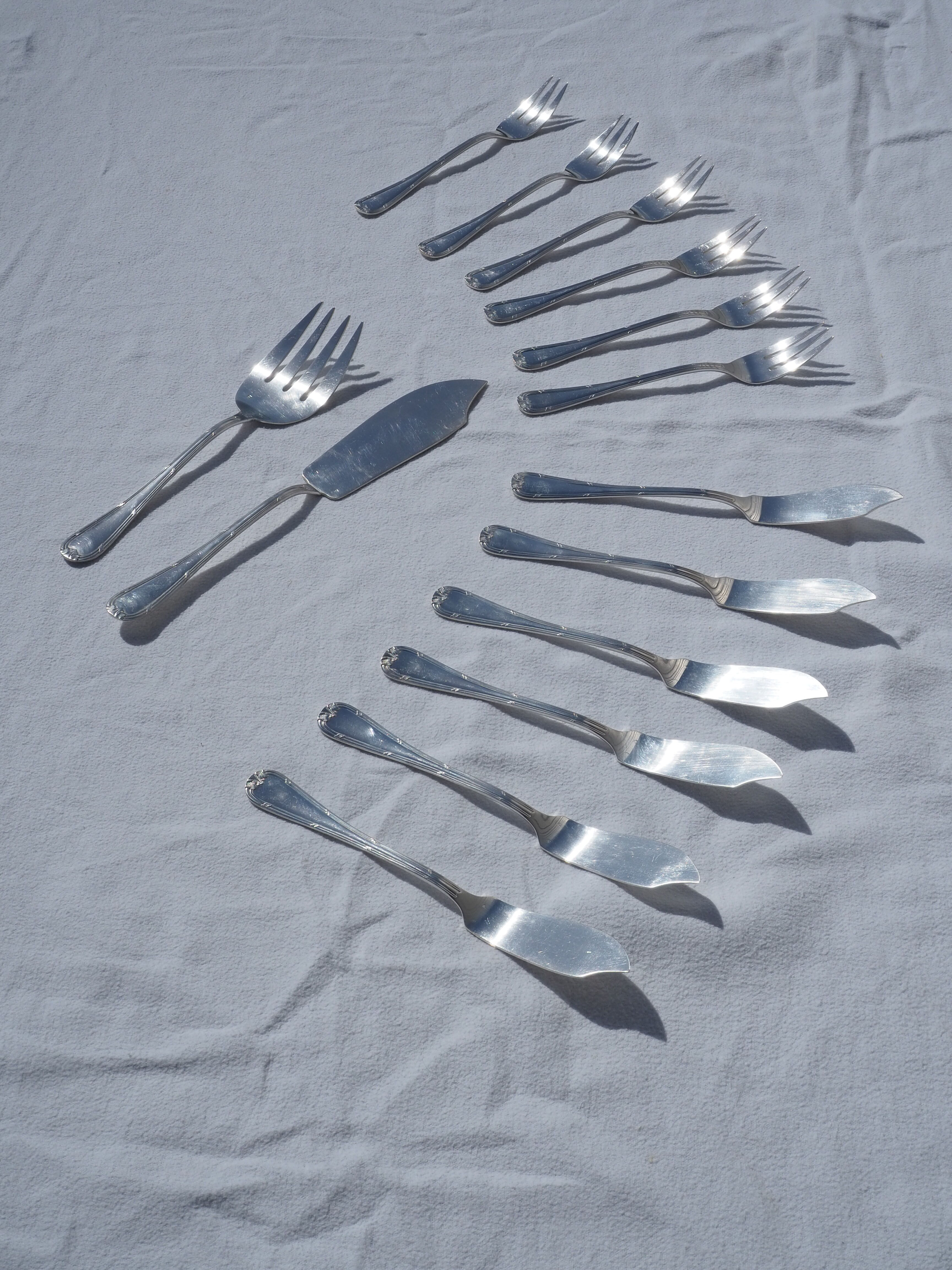 Fish service and its 6 silver-plated cutlery, crossed ribbon model