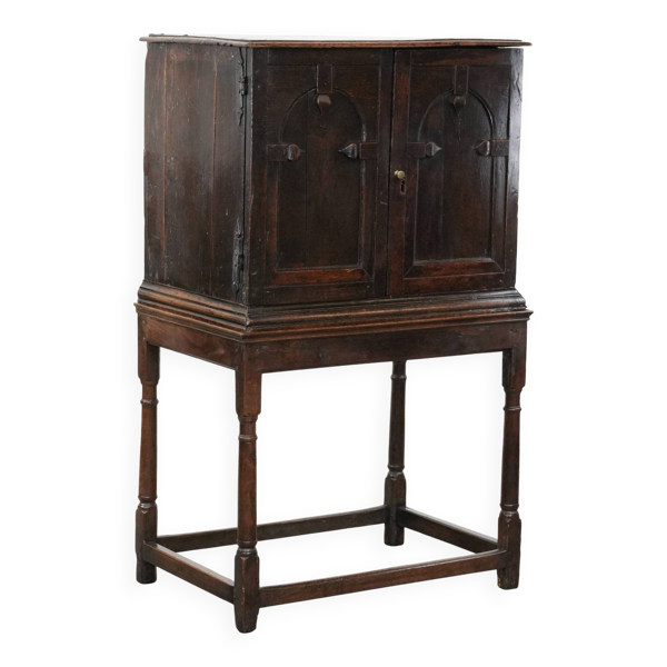 Cabinet anglais antique unique sur pied en chêne du XVIIe siècle