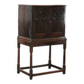 Cabinet anglais antique unique sur pied en chêne du XVIIe siècle