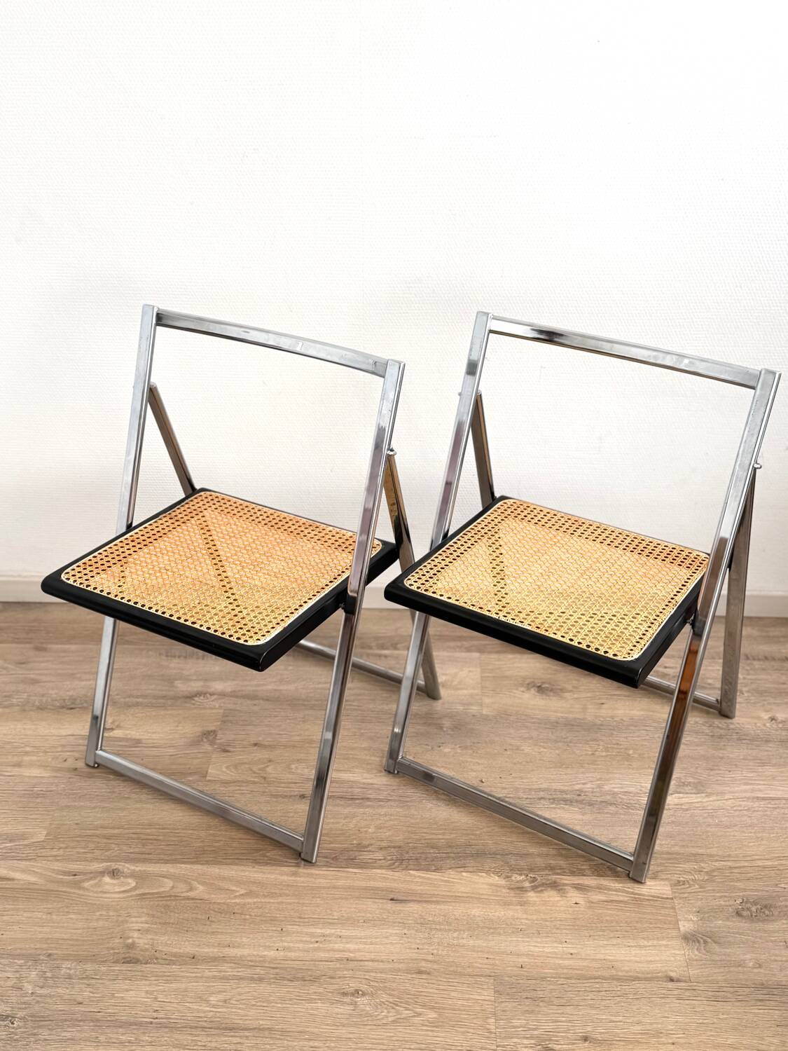 Paire de chaises pliantes italiennes en cannage