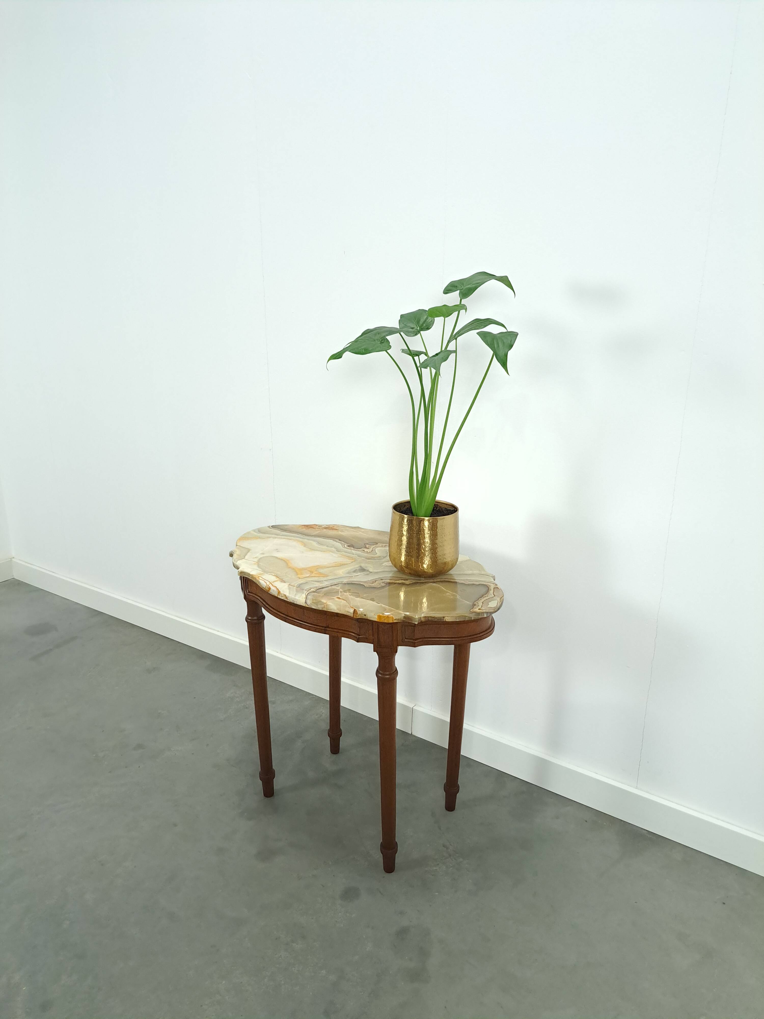 Oude houten tafel met marmeren blad