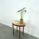 Oude houten tafel met marmeren blad