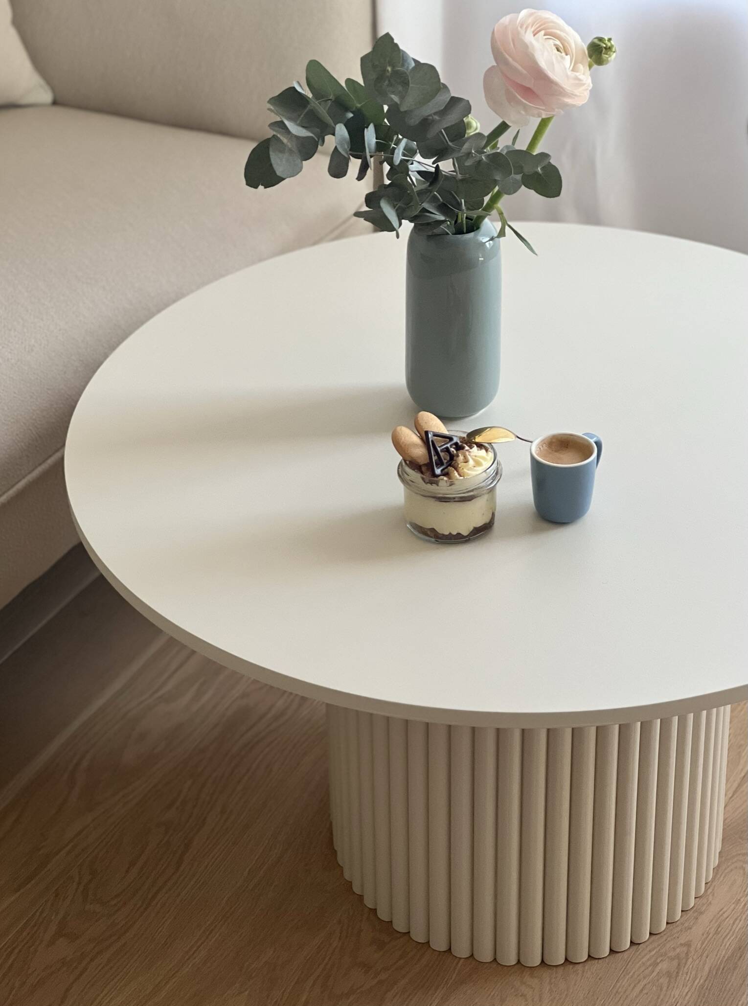 Table basse ronde cannelée beige clair