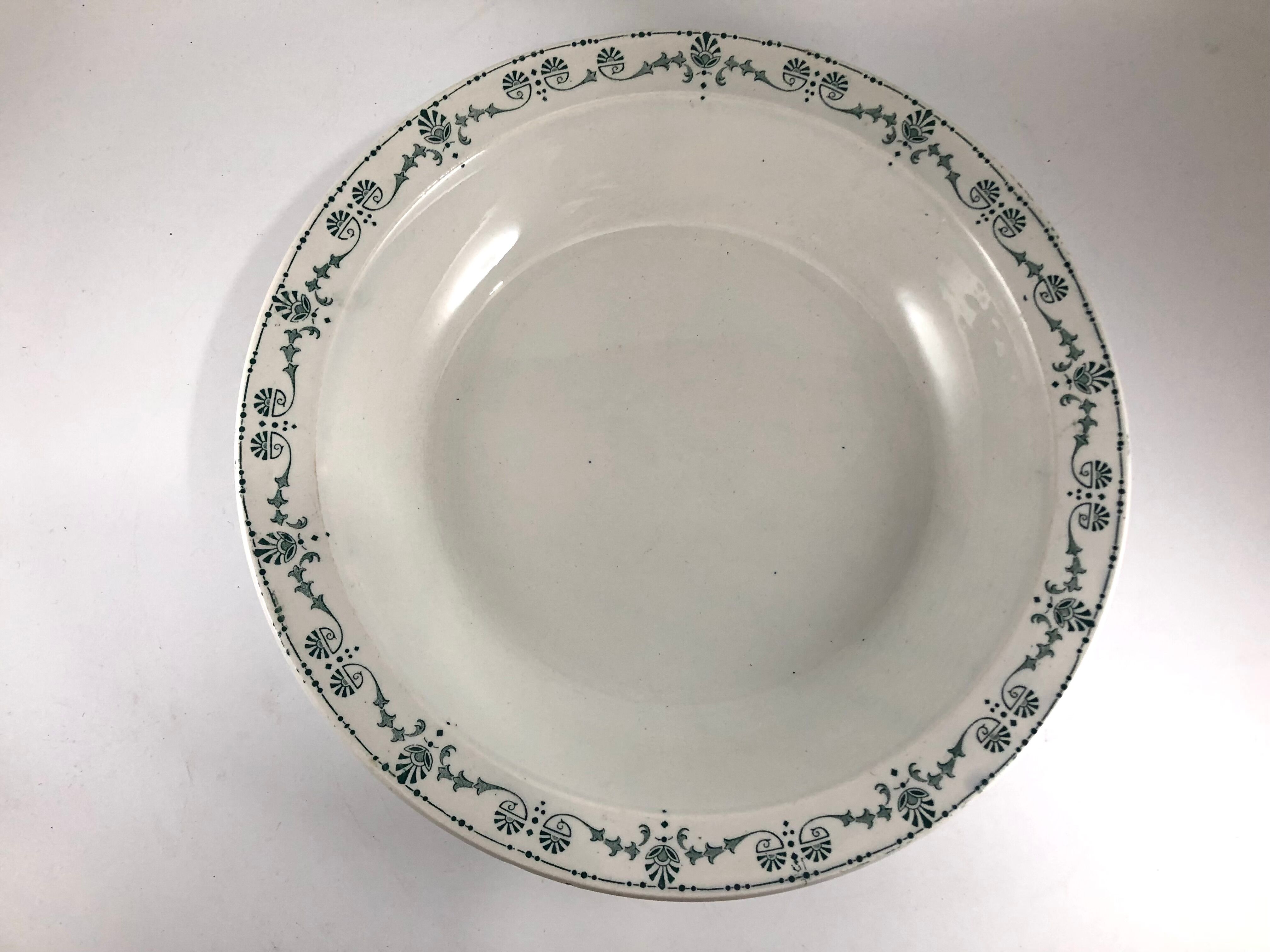 Flat round hollow 28,5cm iron earth Gien Etruscan