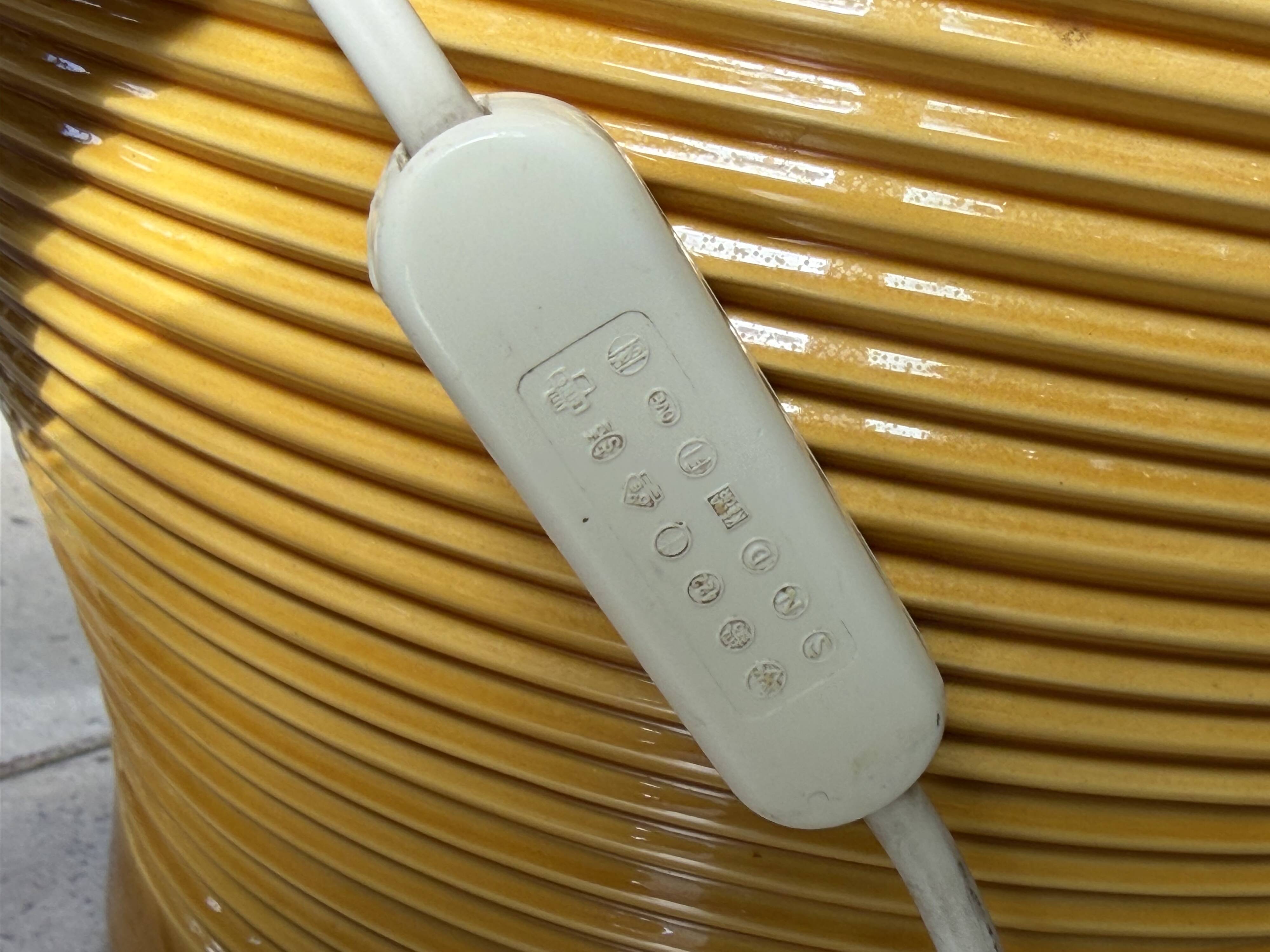 Grande lampe en céramique nervurée jaune moutarde 1970