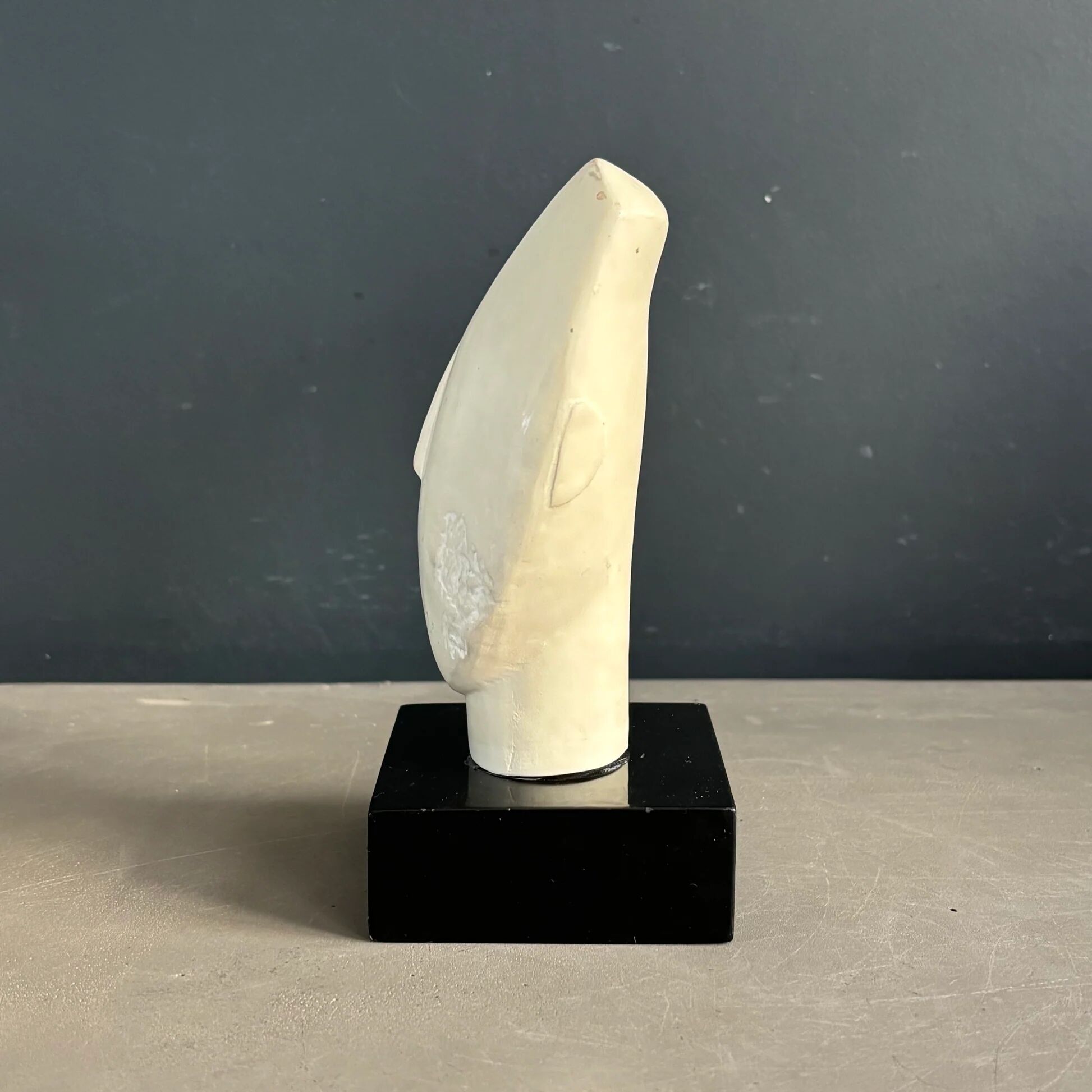 Tête en plâtre - Sculpture sur socle