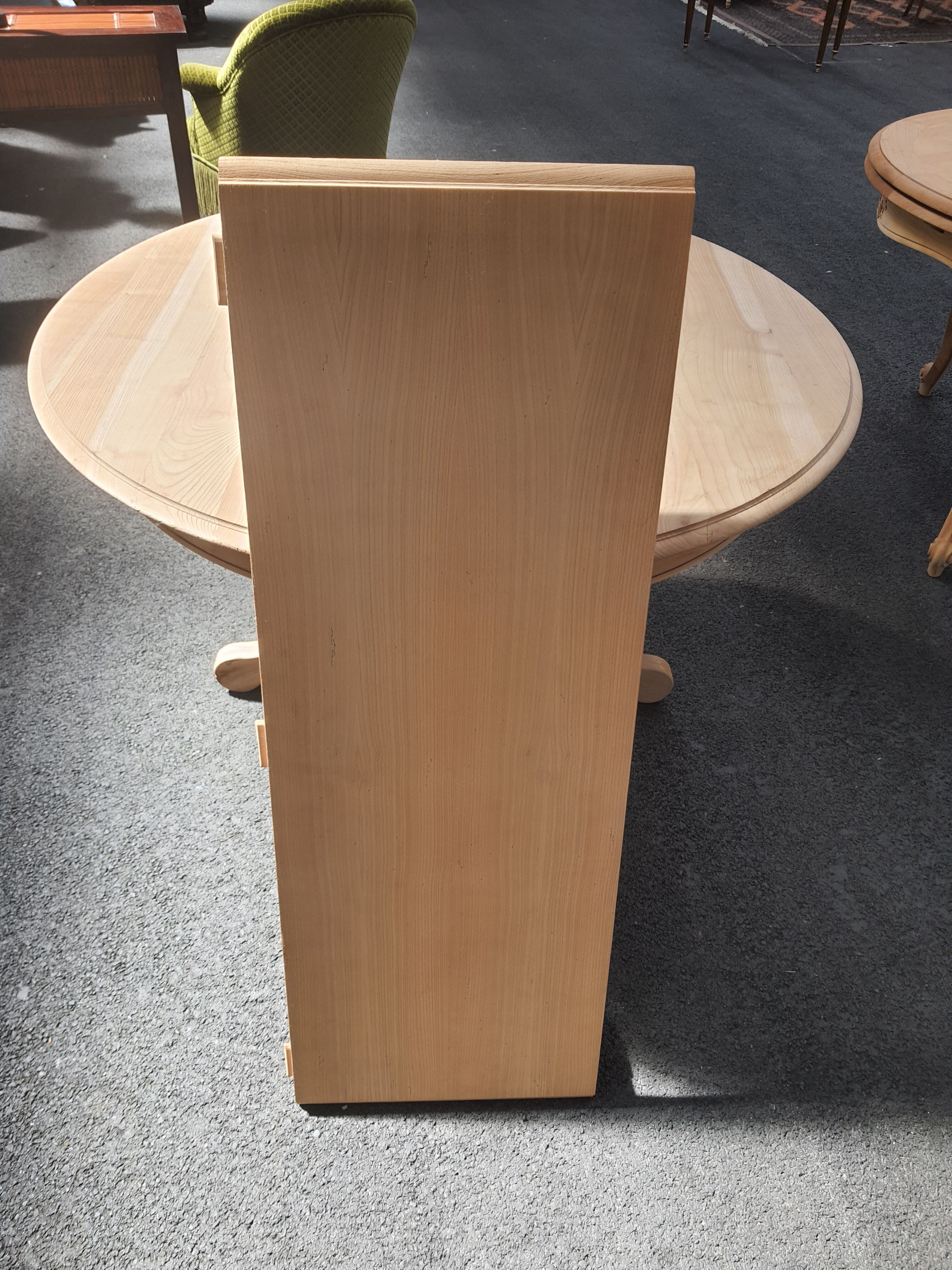 Round table central piece in cherry tree