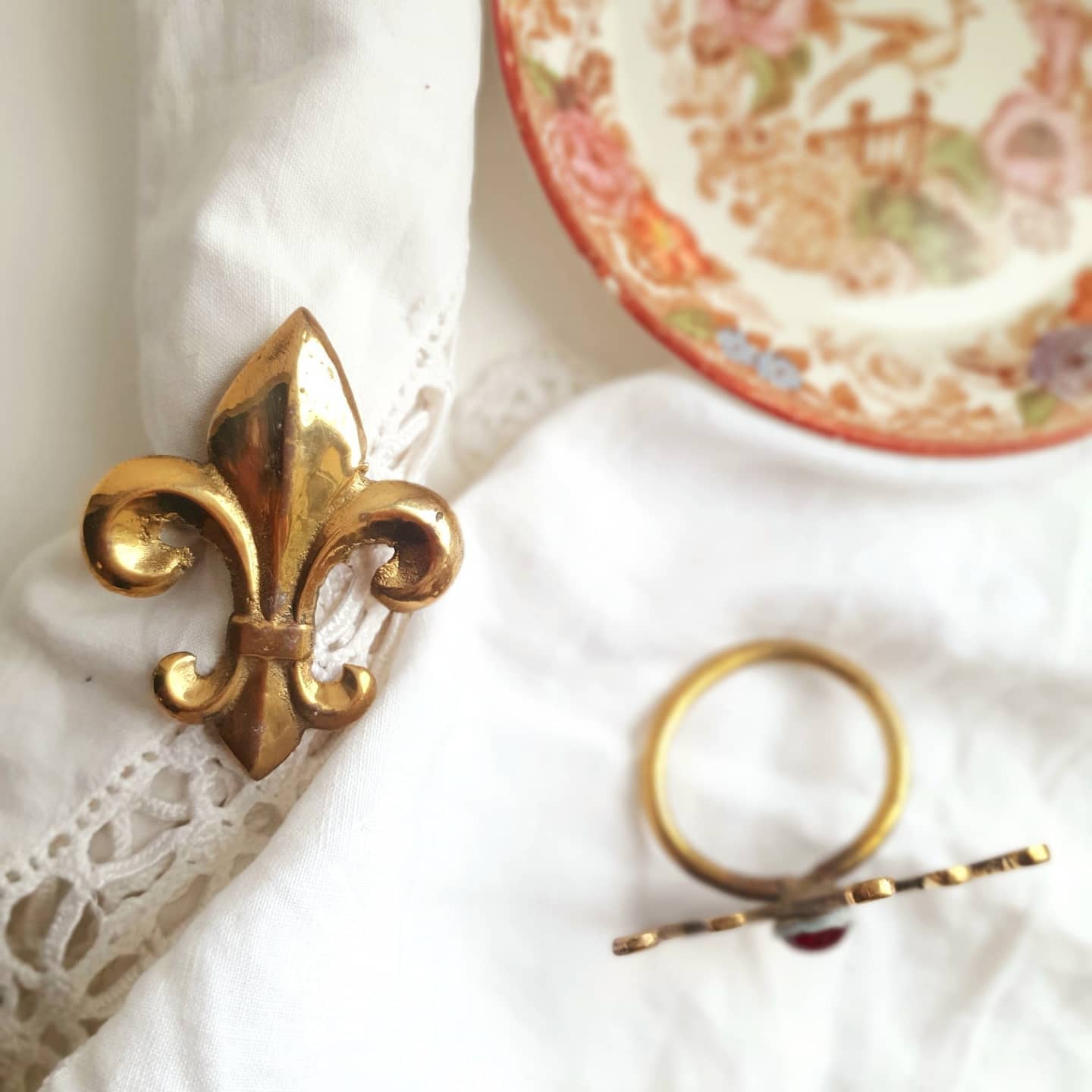 Bagues de serviettes couronne et fleur de lys