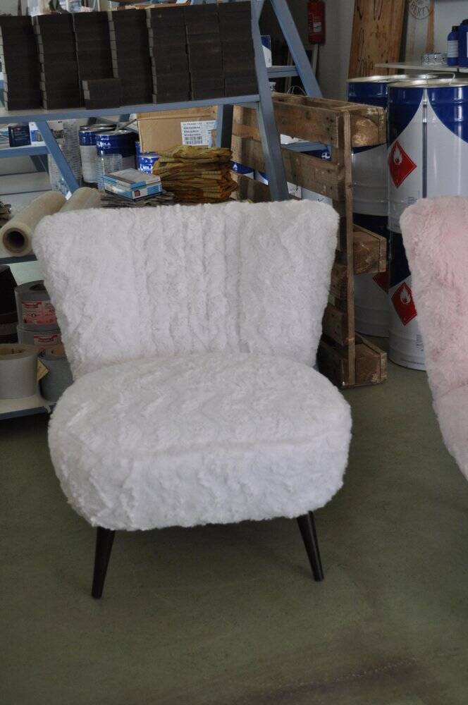Chaise cocktail vintage blanche en fausse fourrure, structure et pieds en hêtre massif - 1950s