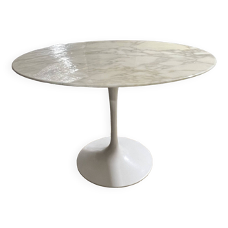 Table Saarinen en marbre Calacatta vernis brillant - ronde 107 cm