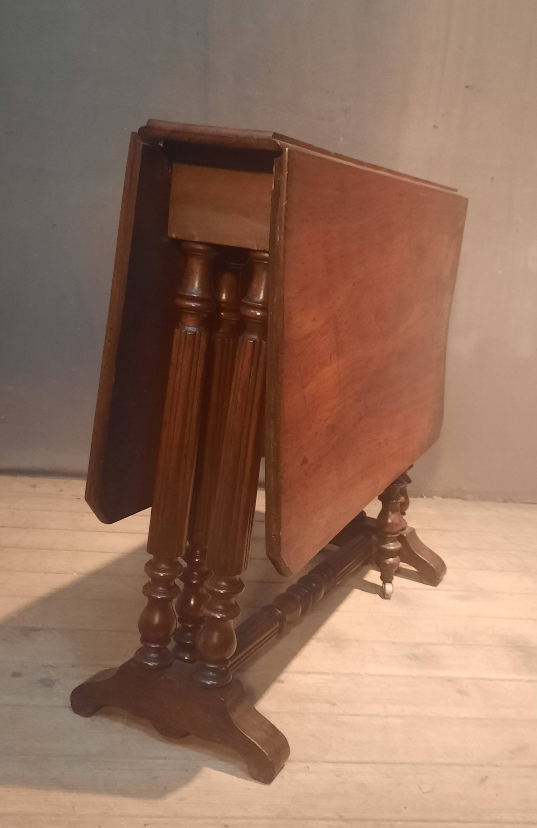 Drop-leaf table known as "Get Leg"