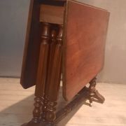 Drop-leaf table known as "Get Leg"