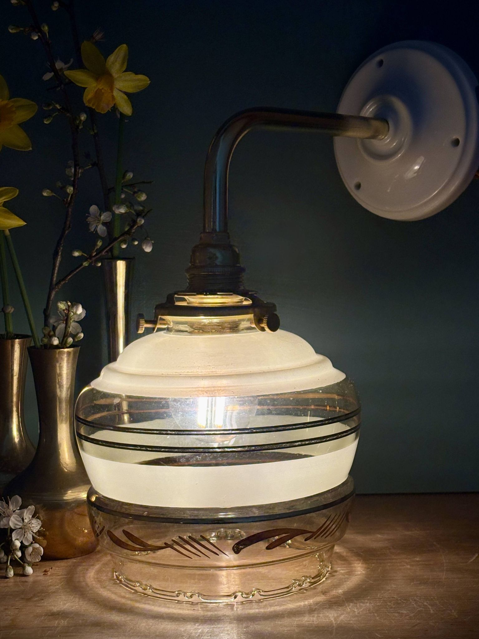 Applique coudée globe vintage en verre jaune et doré