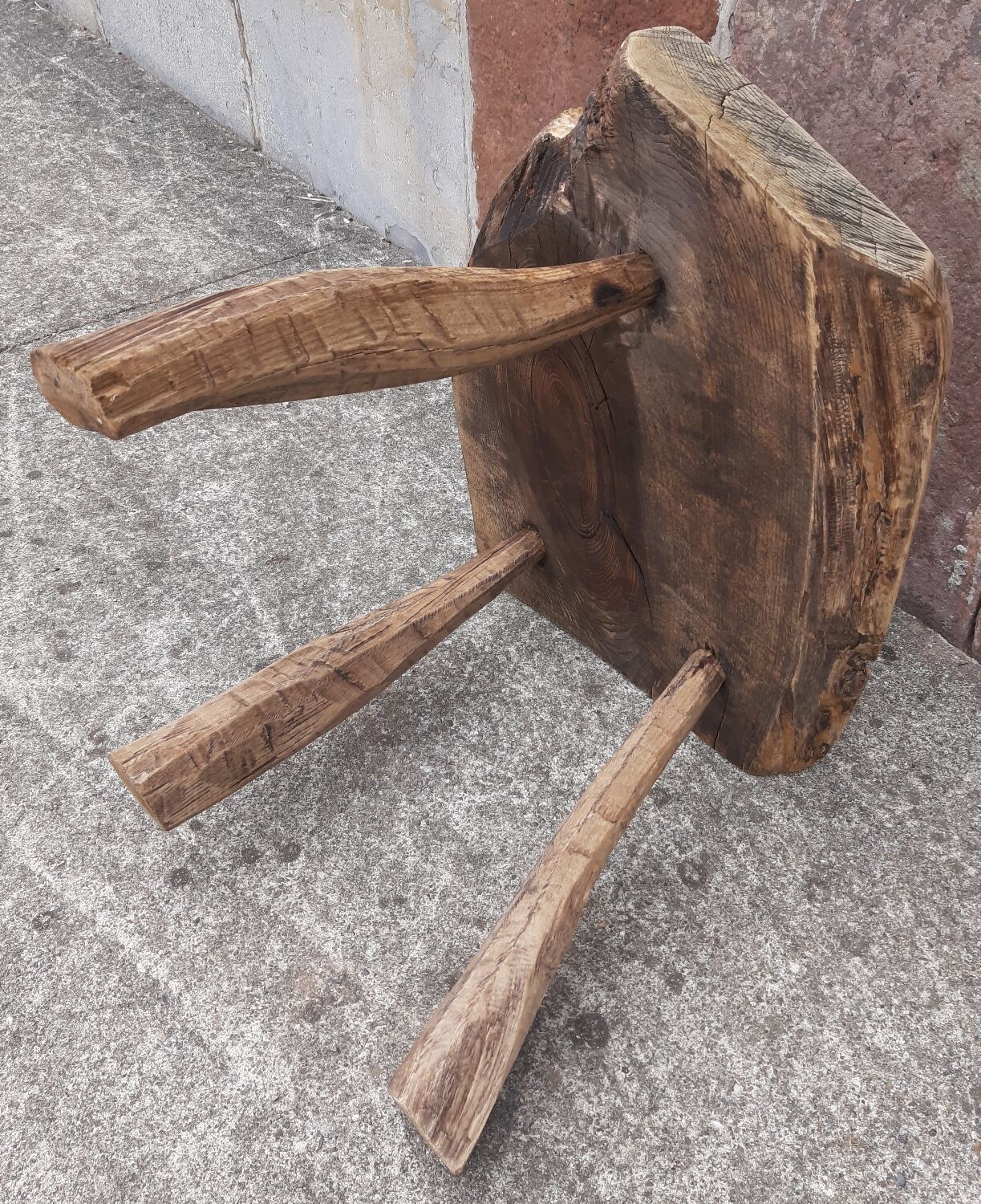 Brutalist coffee table in solid wood, tripod. (Popular art)