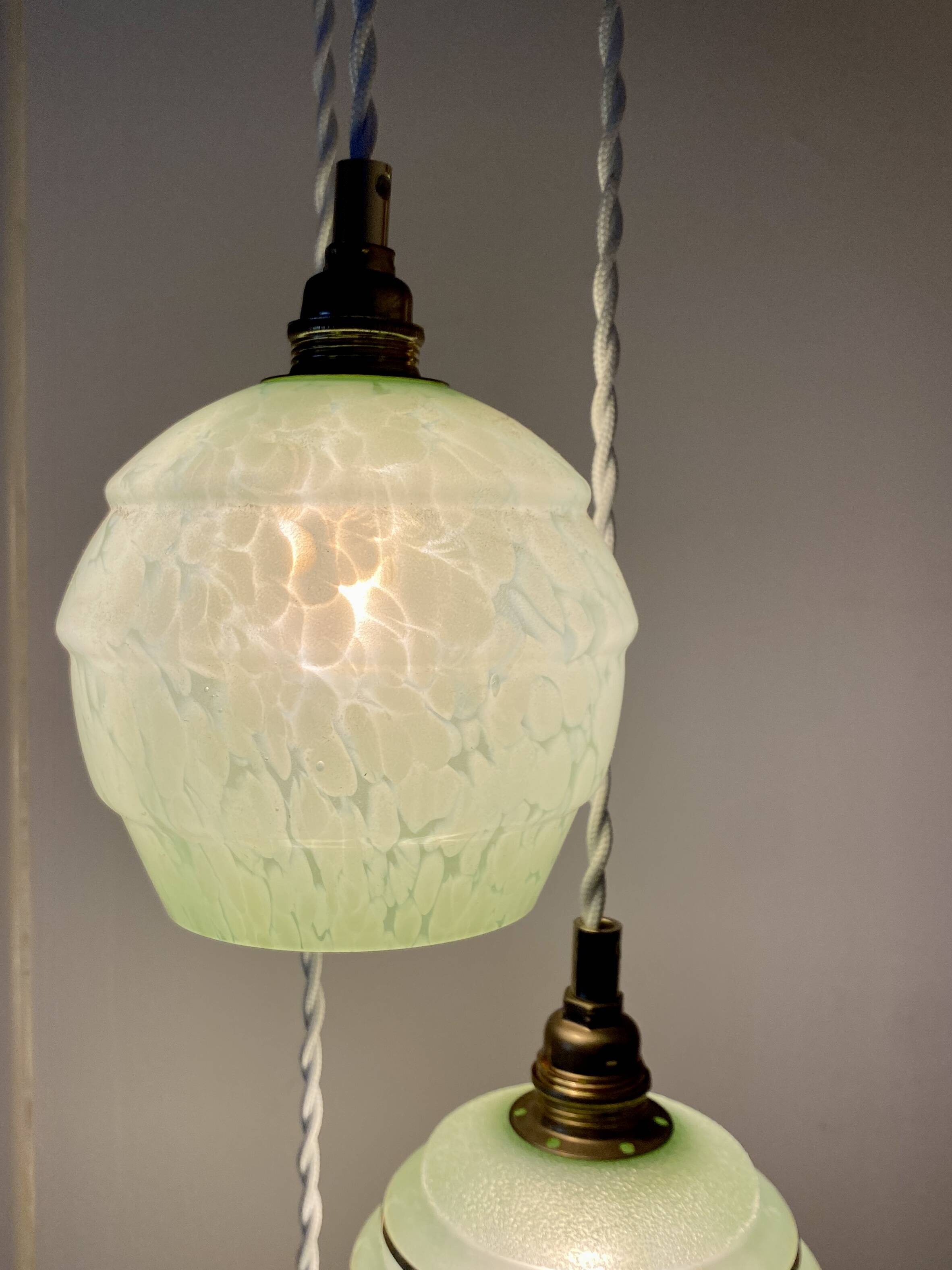 Suspension triple globes vintage art déco en verre vert et doré