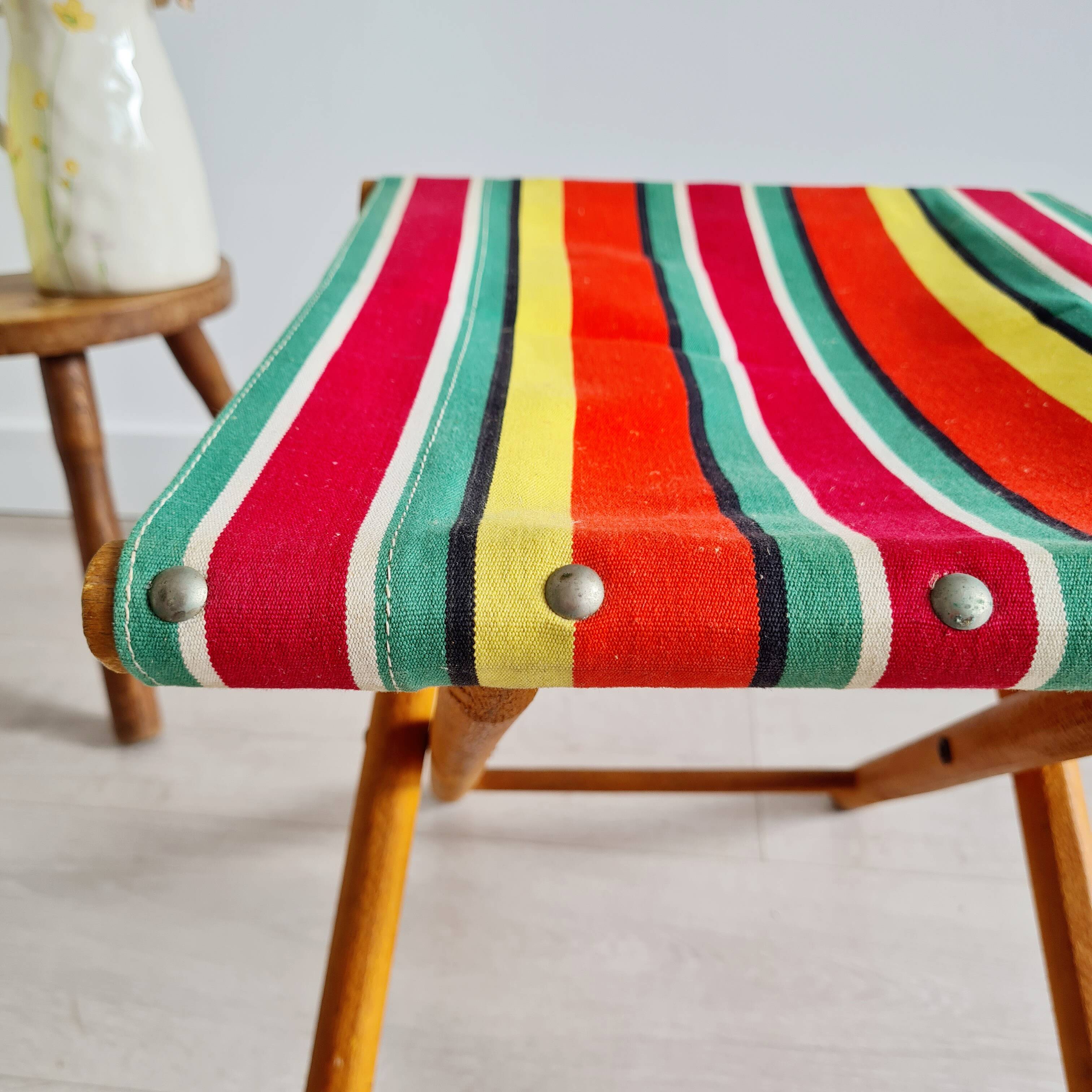 Folding fisherman stool with striped seat