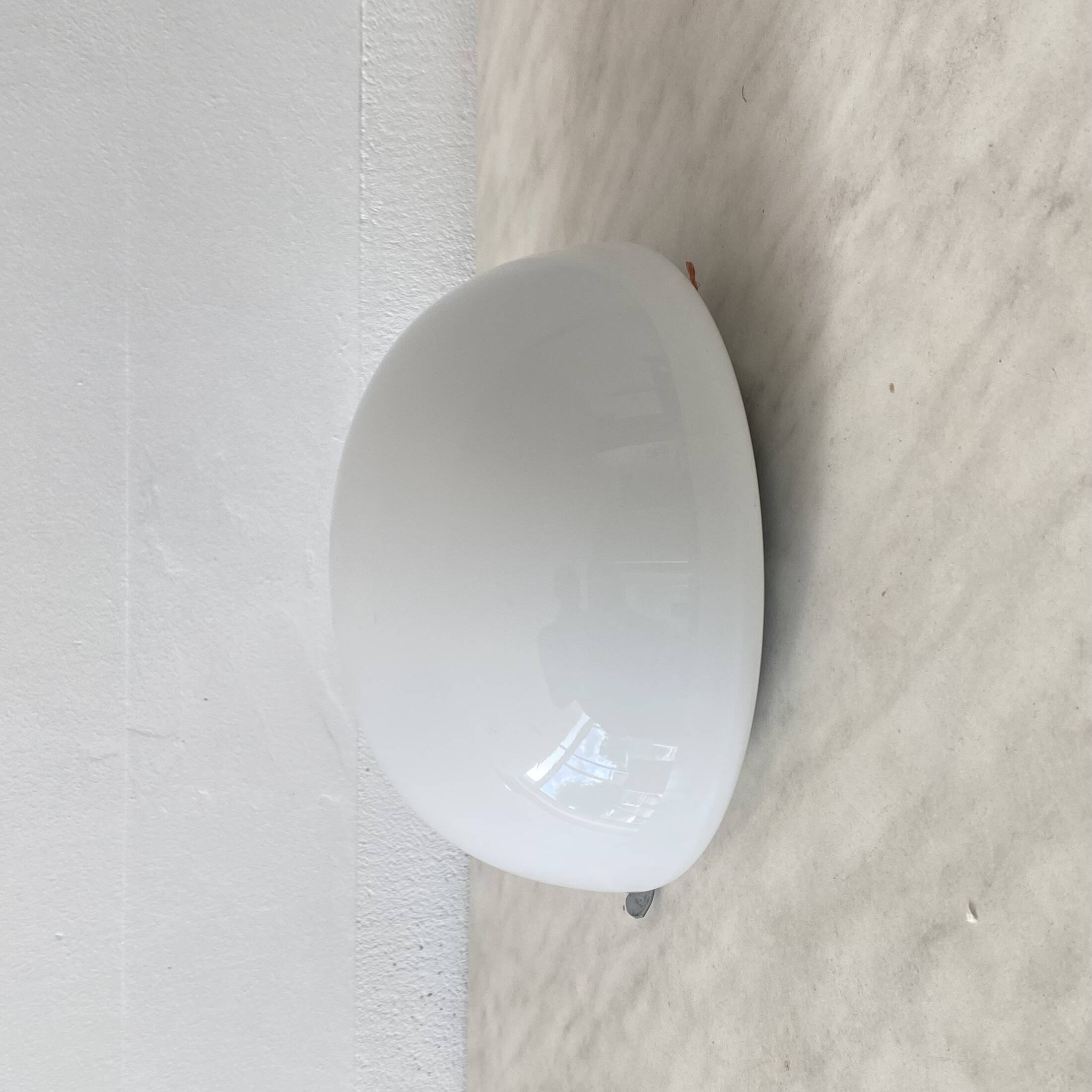 Plafonnier ou applique murale demi lune 20 cm verre opaline blanc 1960 1970