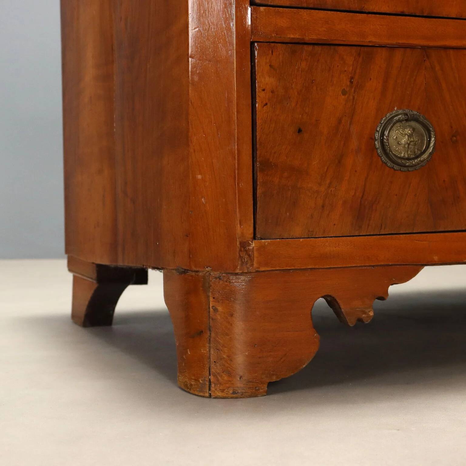 Walnut commode with central marquetry - Early 20th century