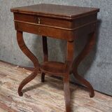 Empire writing table, in mahogany, resting on curved legs.