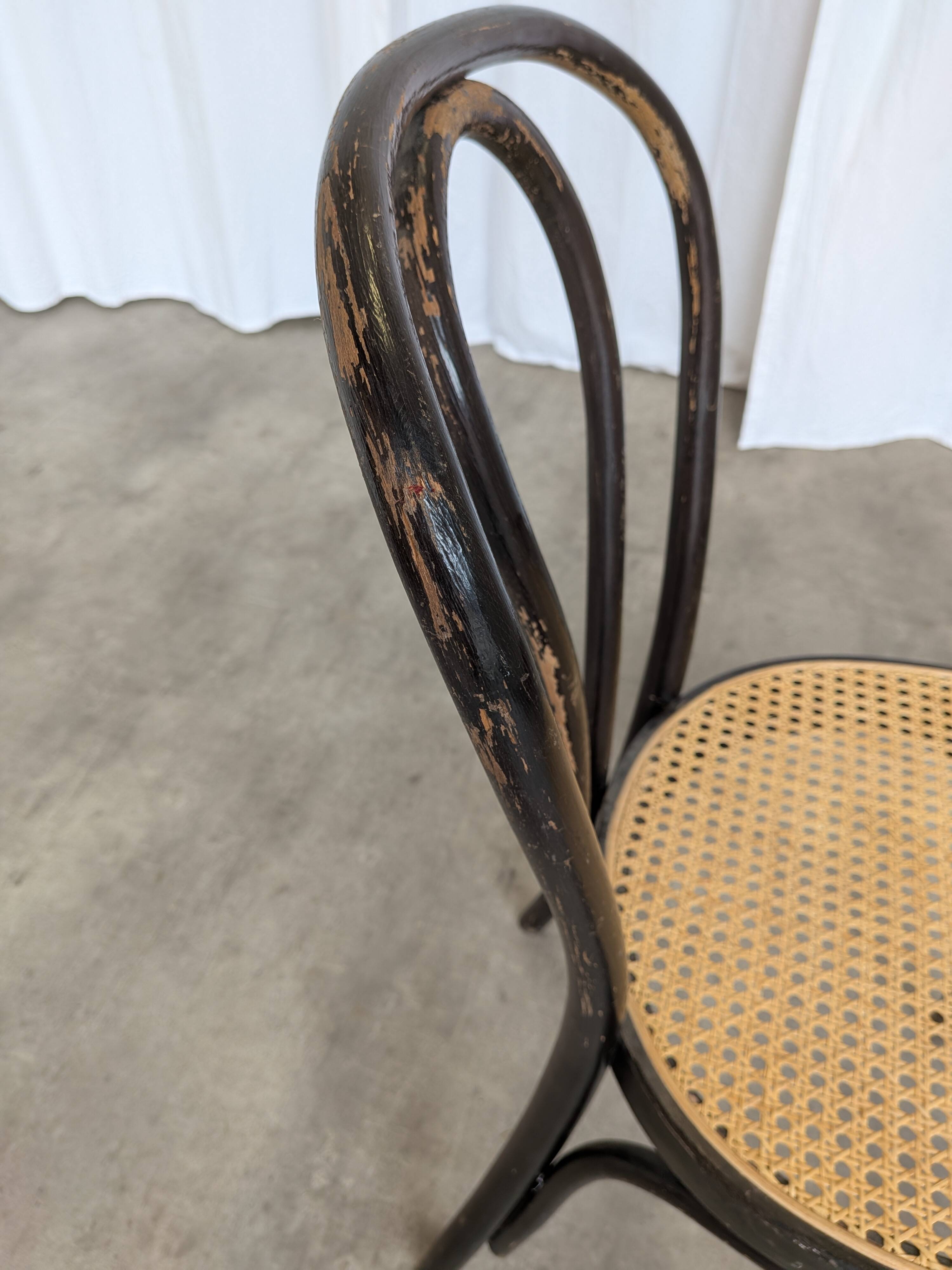 Chaise de salle à manger vintage en bois cintré : siège en osier noir de style Thonet
