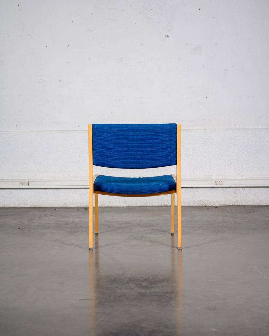 Chauffeuse en bois et tissu bleu