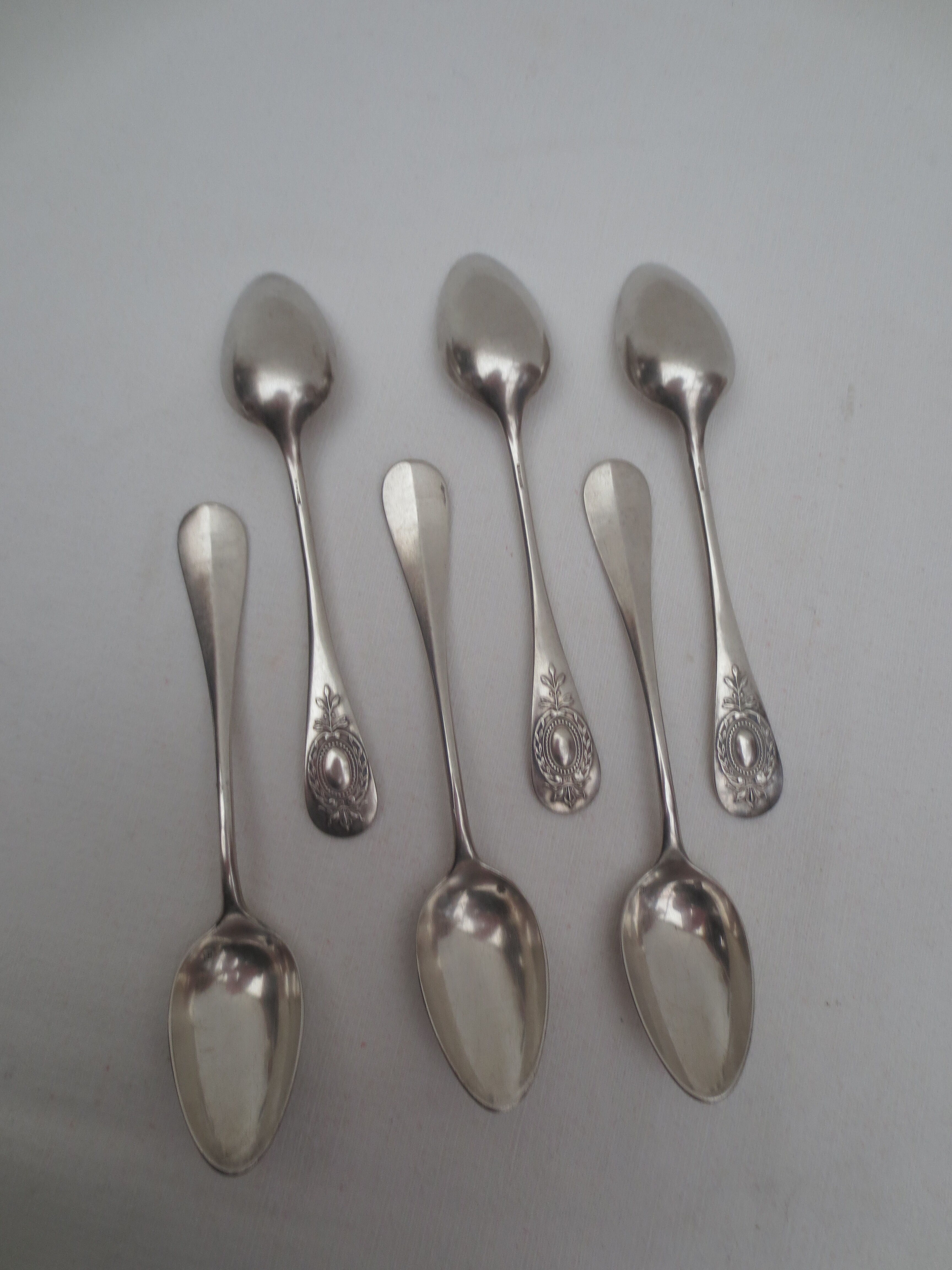 Suite of 6 small silver dessert spoons, medallion decoration